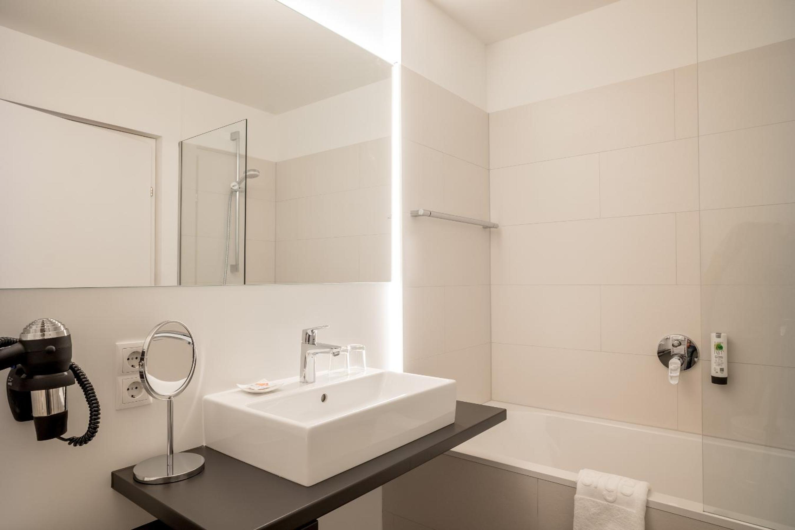 Double Room M with Balcony - Photo 10