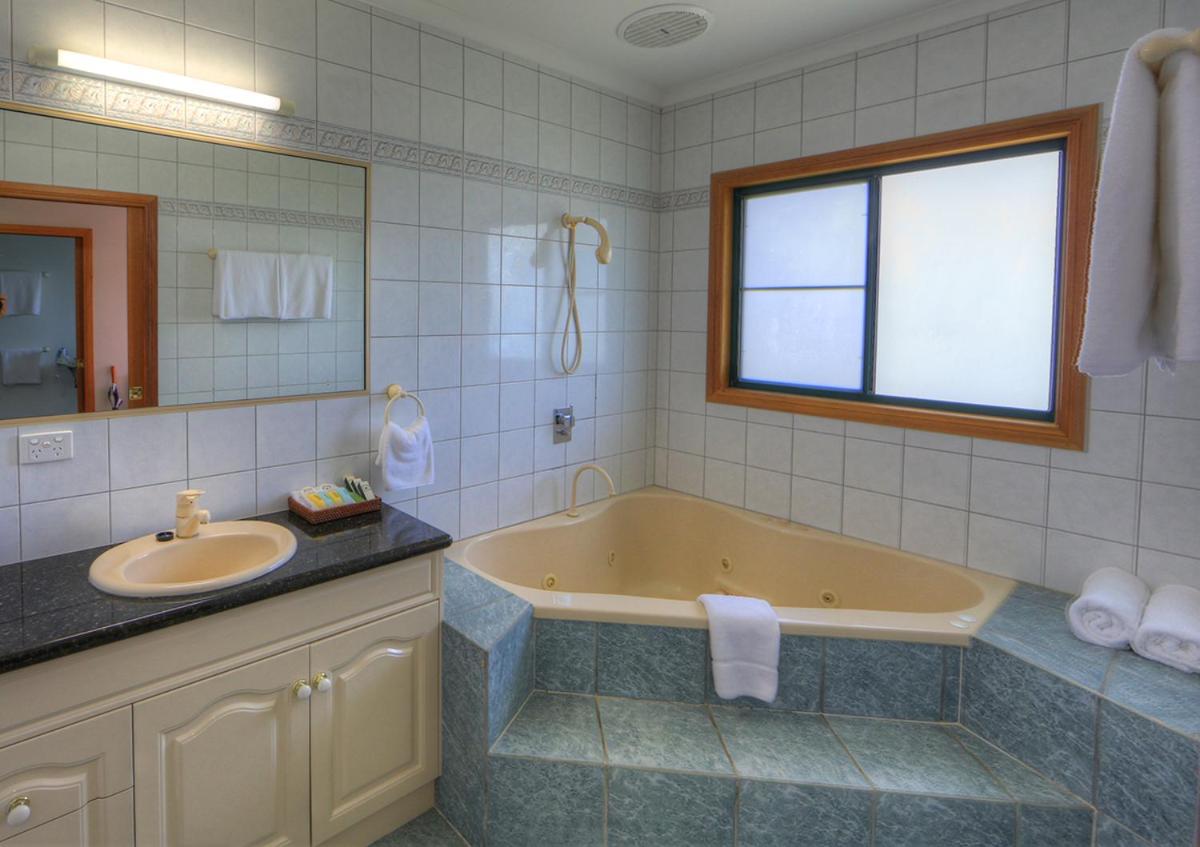 Three-Bedroom House - Beachfront photo 2
