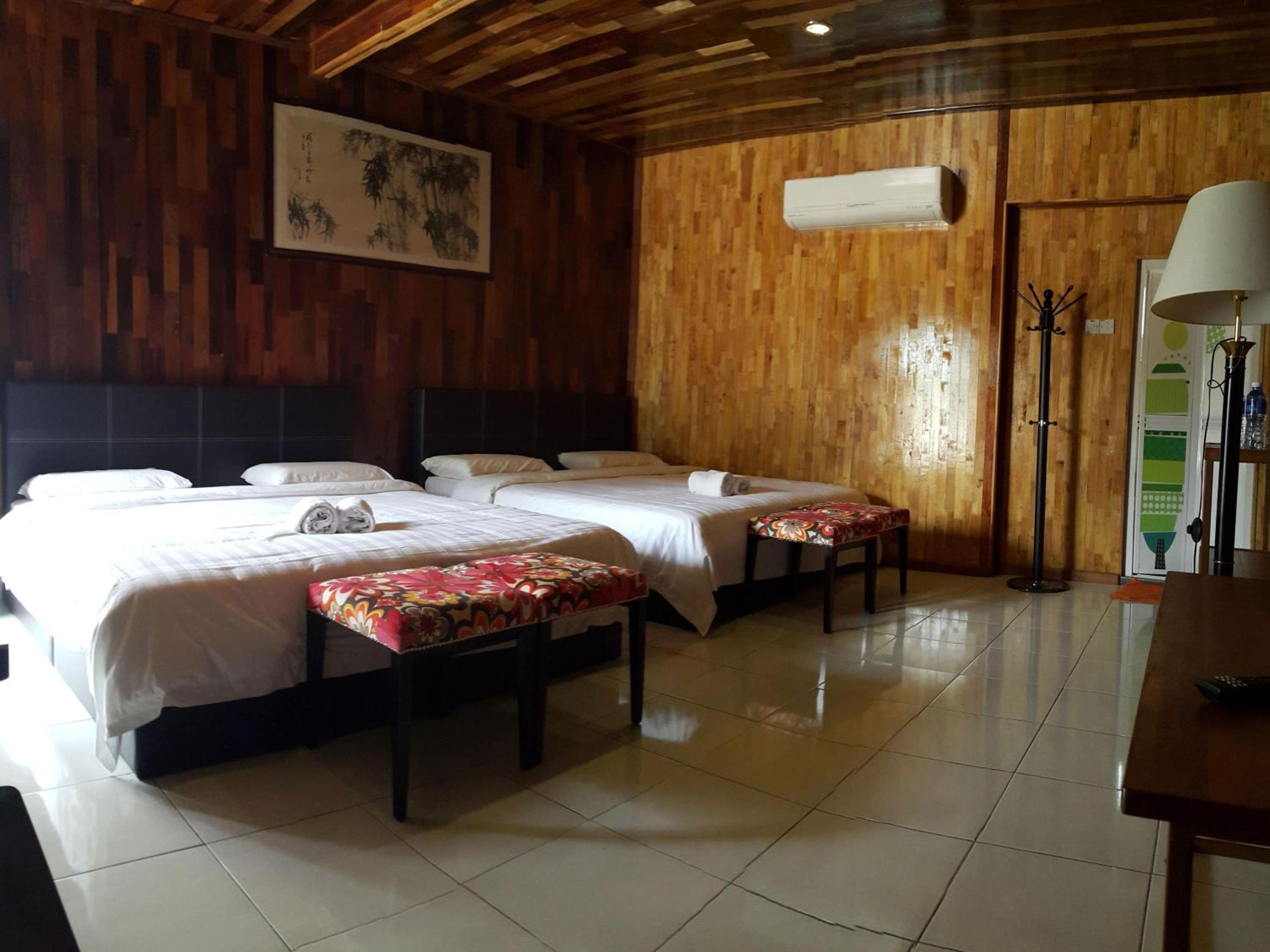 Deluxe Family Suite - Photo 4