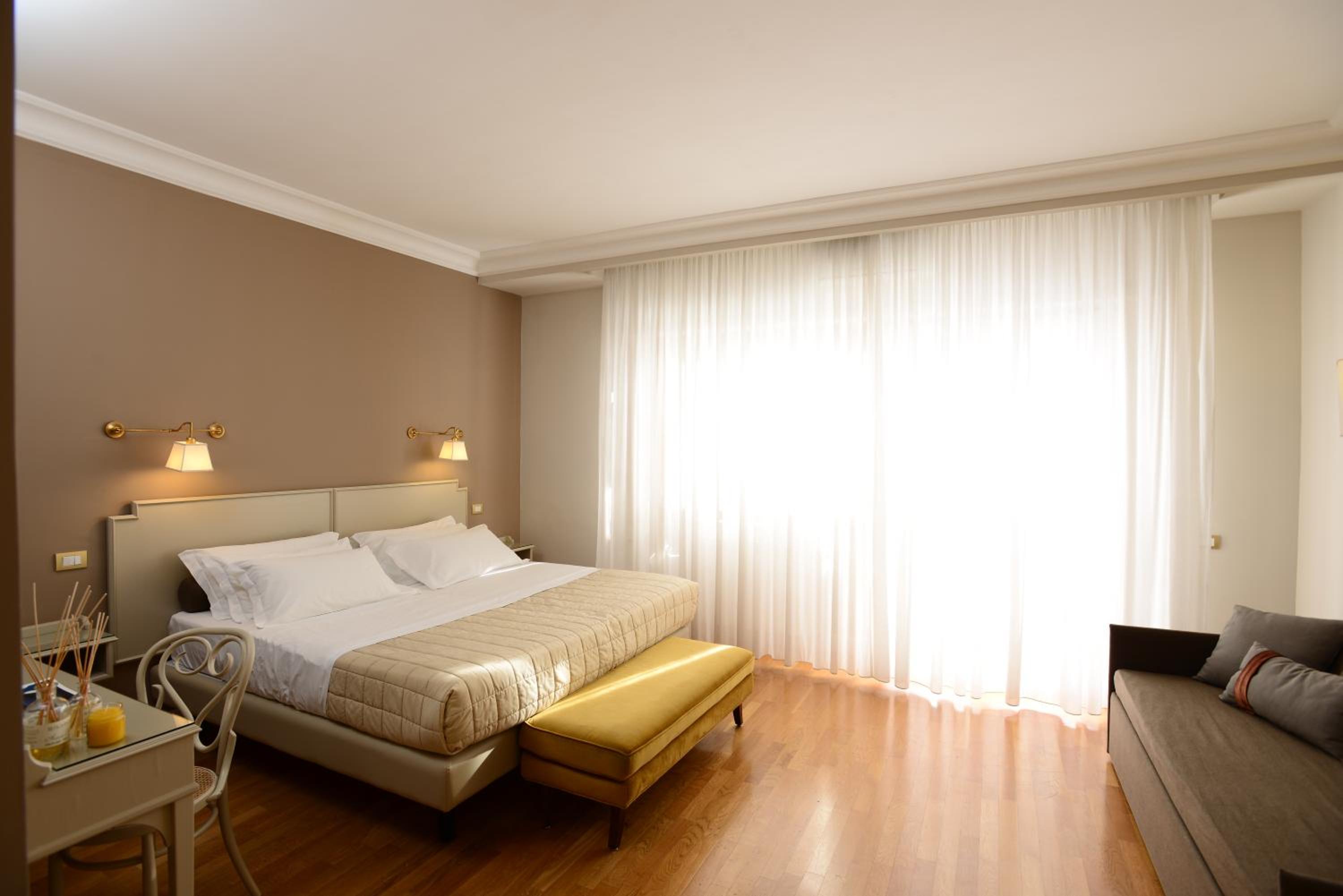 Large Superior Double Room with Spa Access - Photo 4
