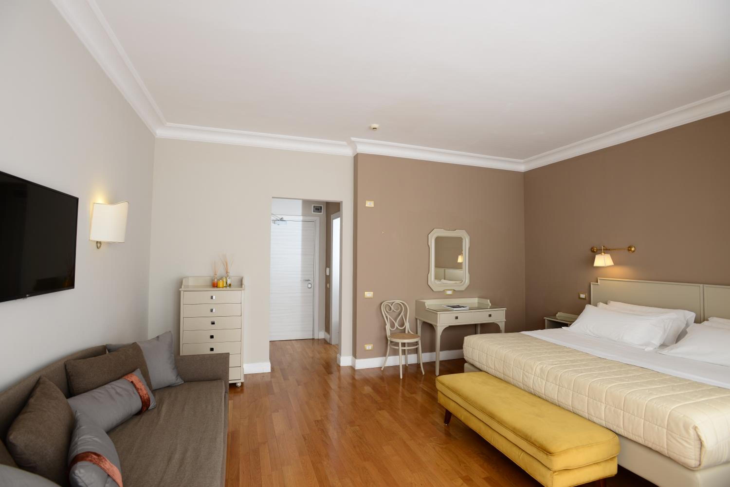 Large Superior Double Room with Spa Access - Photo 2