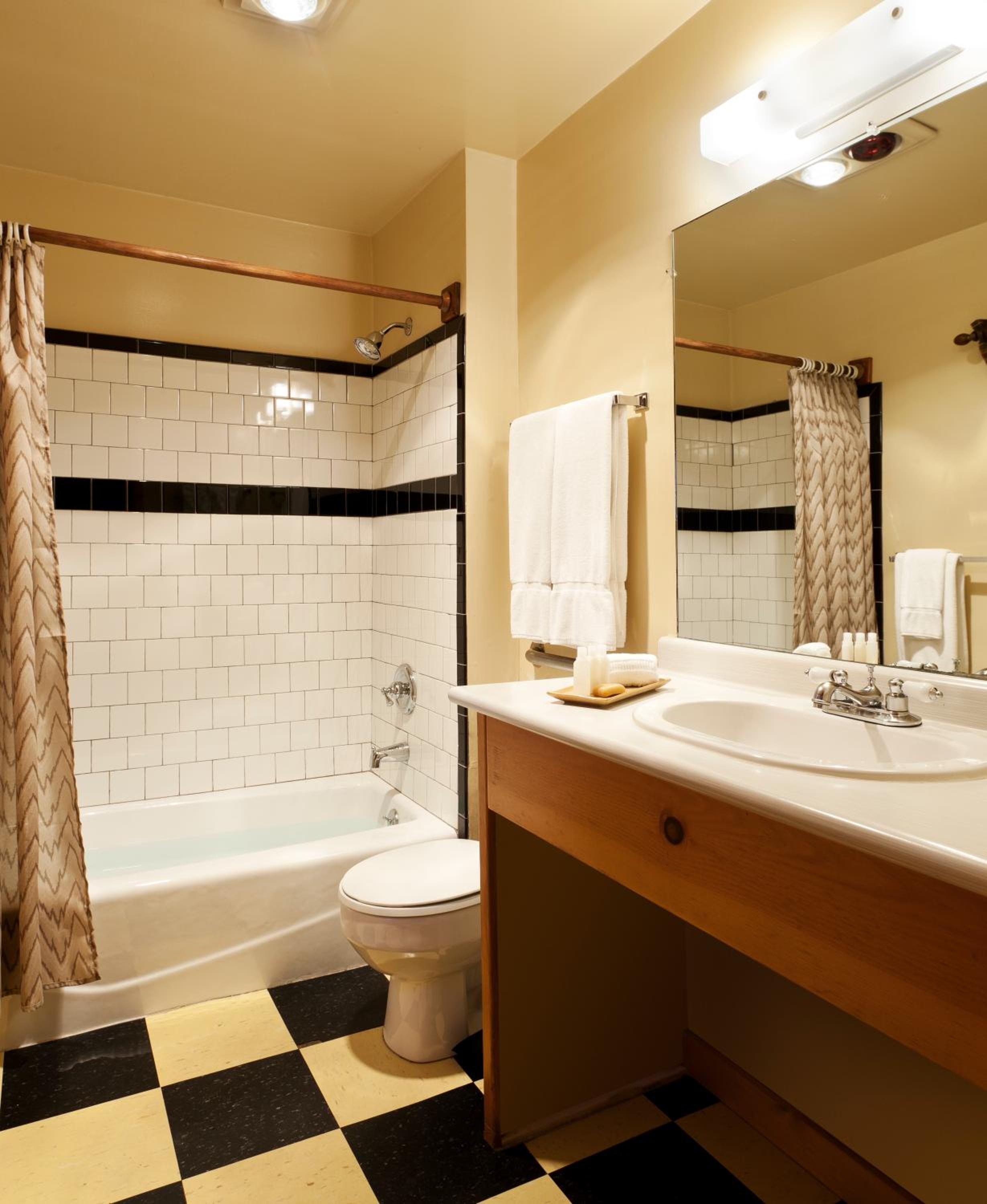 Historic One Bedroom Cabin - Photo 3