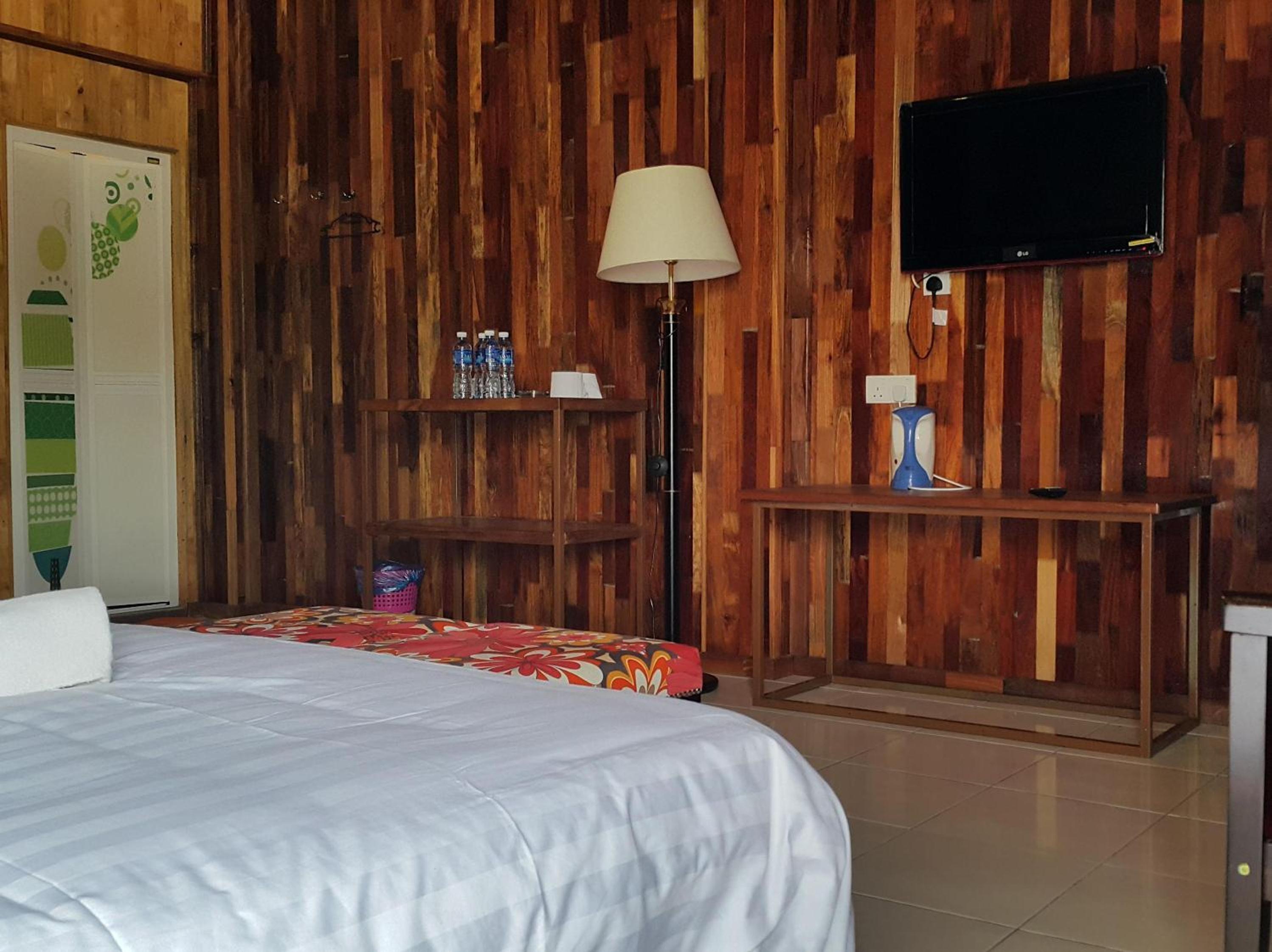 Deluxe Family Suite - Photo 3
