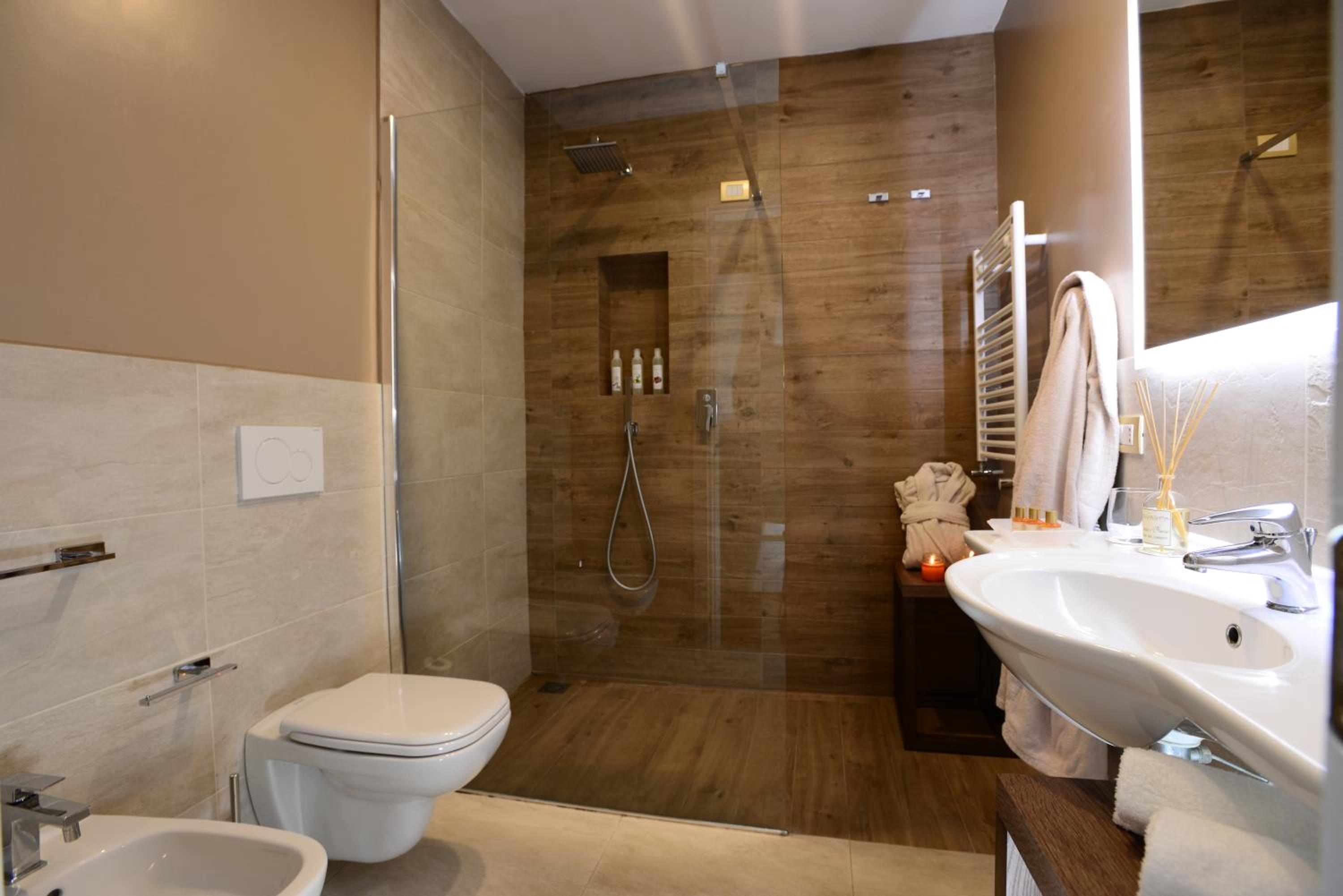 Large Classic Double Room with Spa Access photo 2