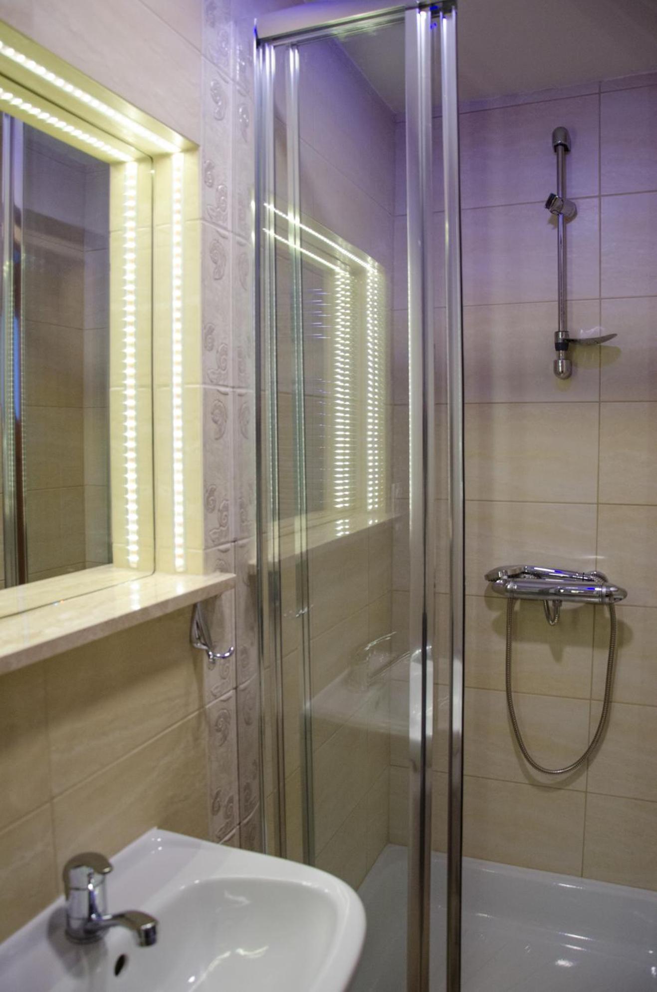 Triple Room with Private Bathroom - Photo 7