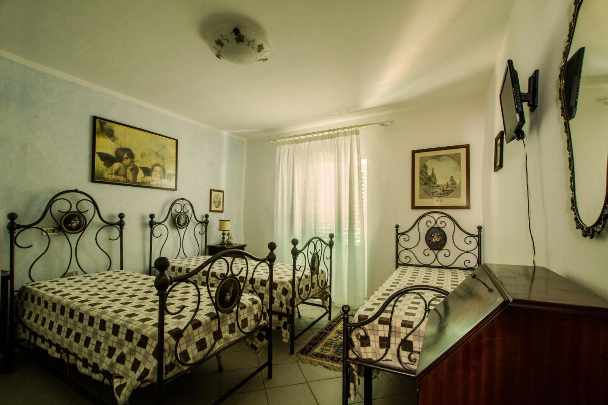 Triple Room with Balcony - Photo 3