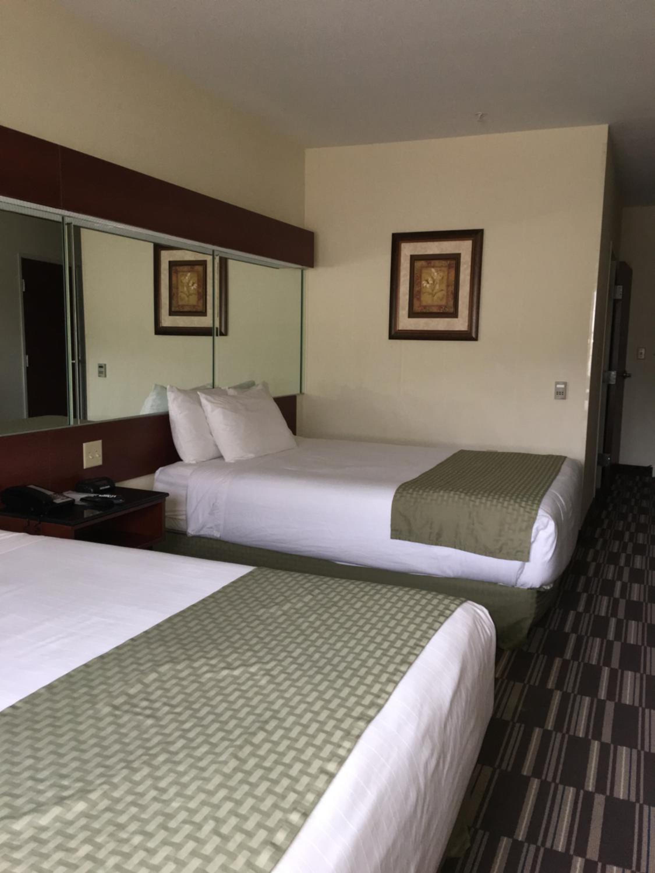 Queen Room with Two Queen Beds - Non-Smoking - Photo 1