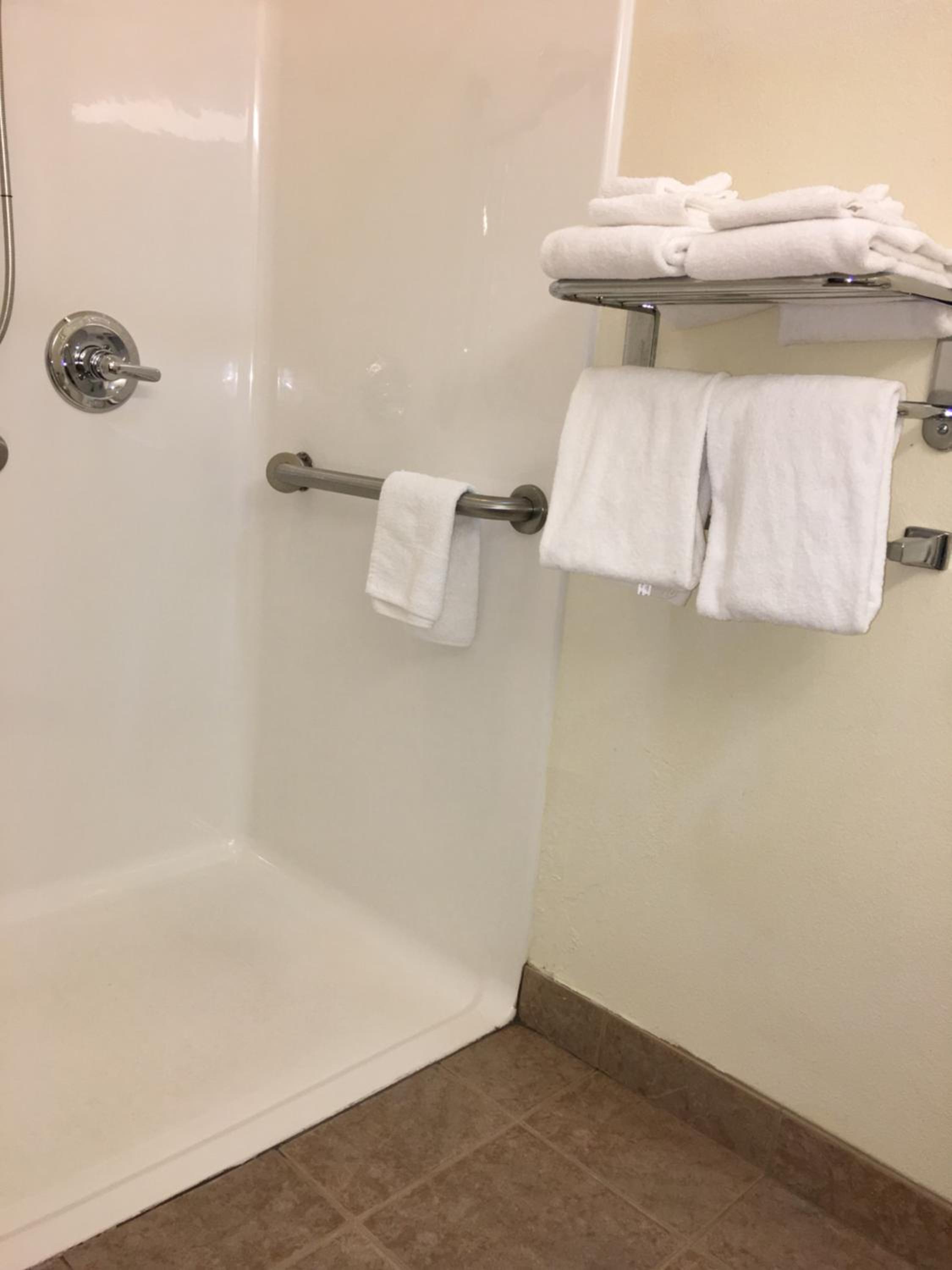 Queen Room with Two Queen Beds - Disability Access/Non-Smoking - Photo 4