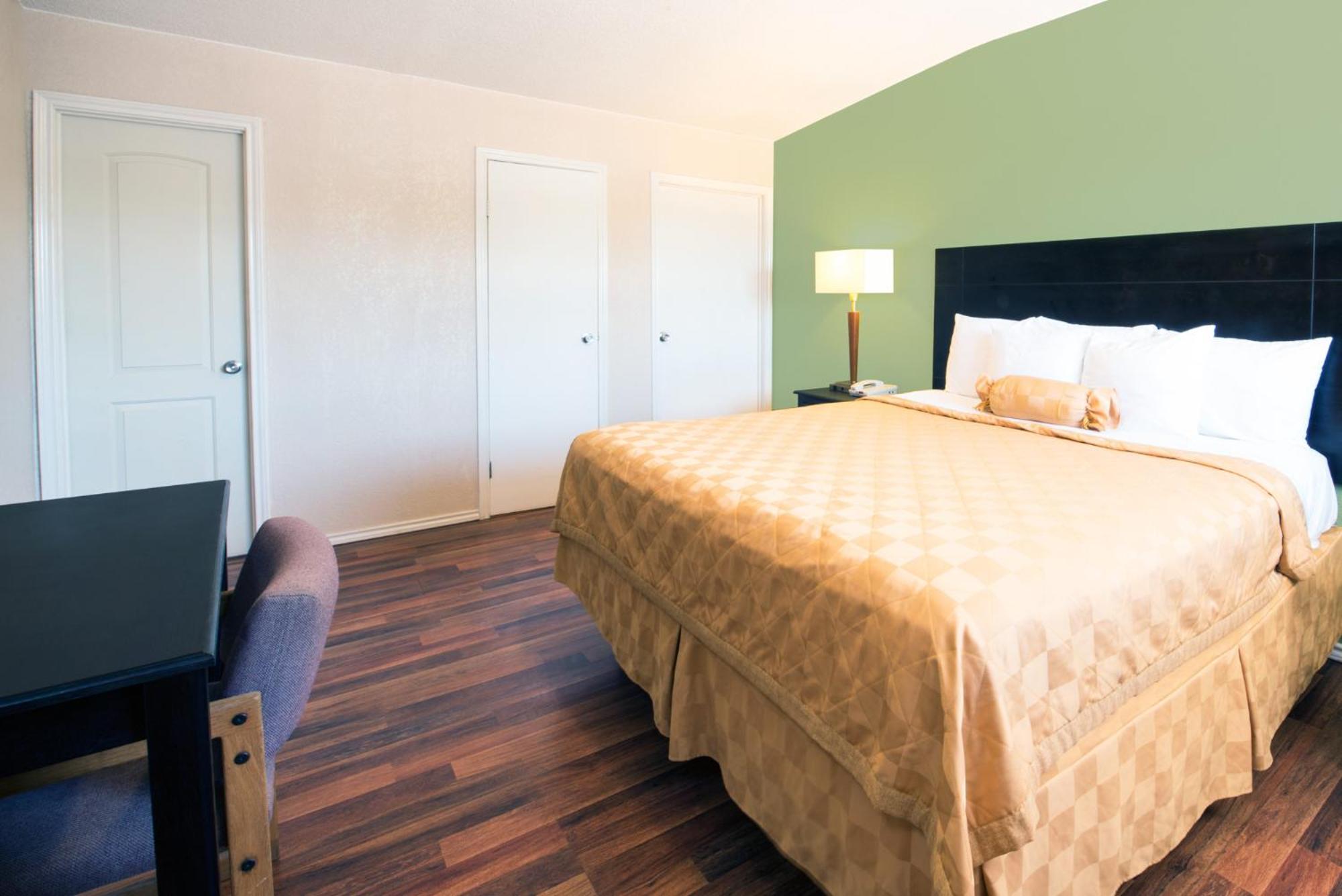 King Room - Non-Smoking - Photo 2