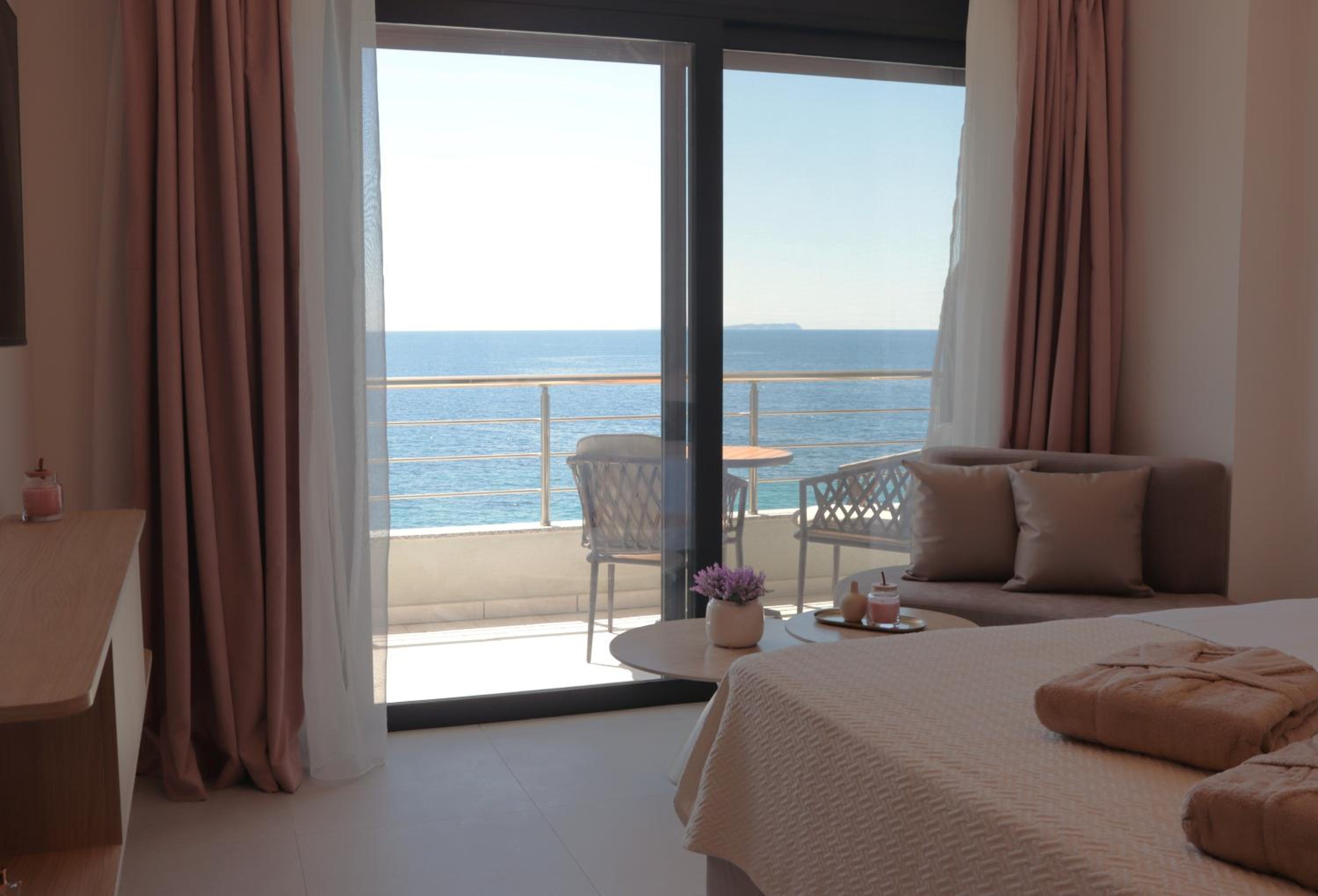 Deluxe Double Room with Balcony and Sea View
