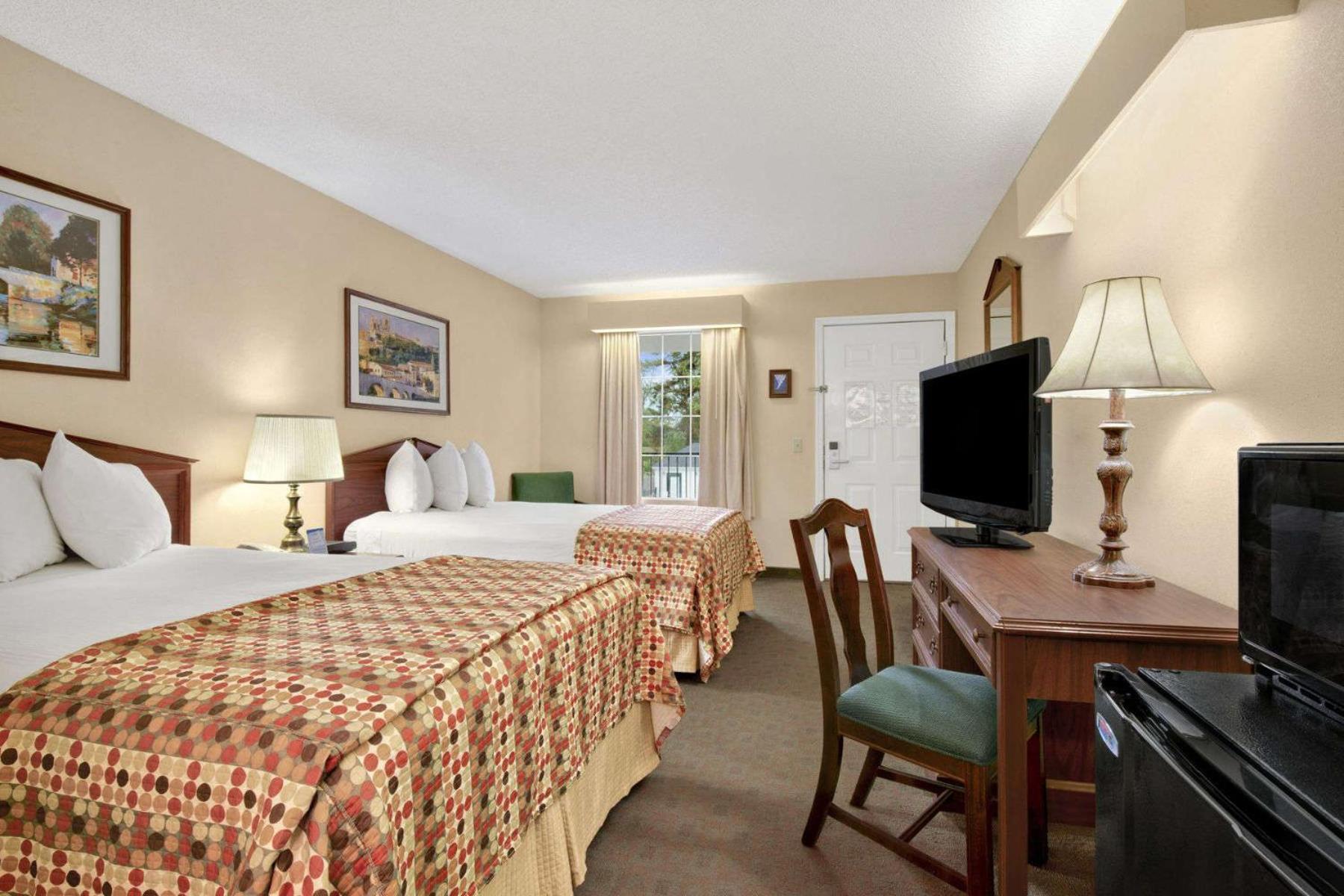 Deluxe Double Room with Two Double Beds - Non-Smoking - Photo 2