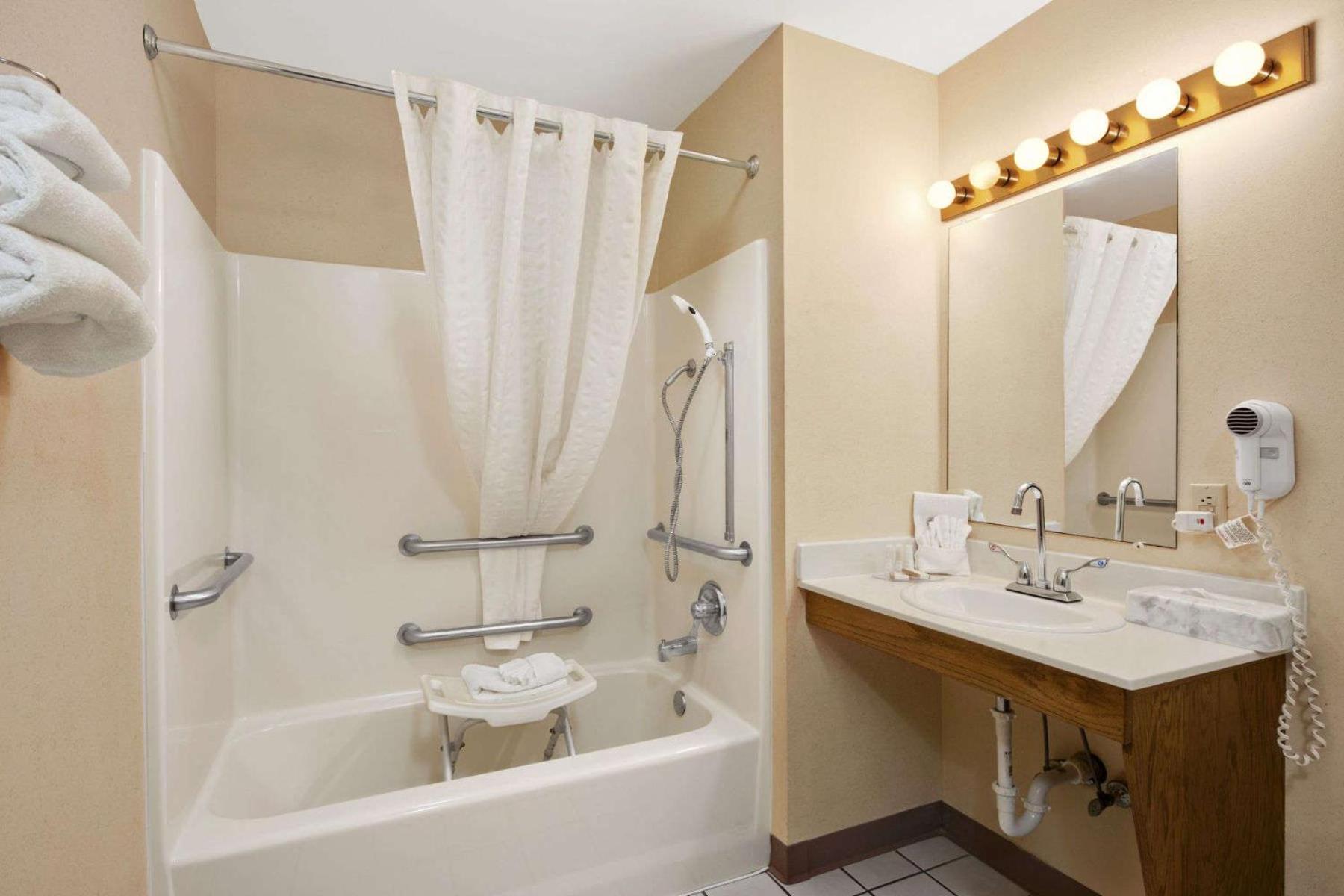 King Room - Disability Access/Non-Smoking - Photo 3