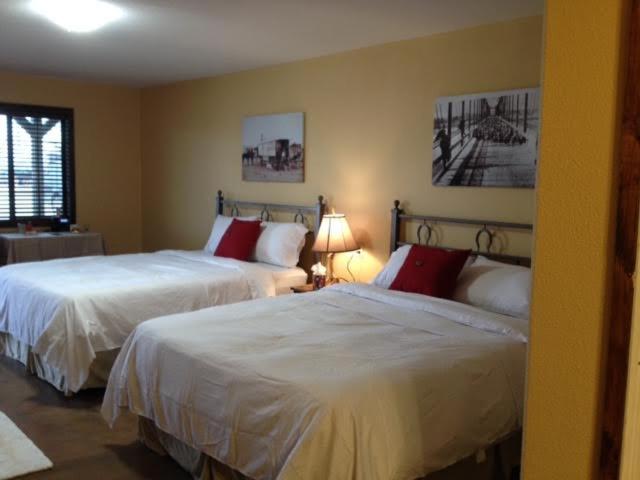 Deluxe Queen Room with Two Queen Beds photo 3