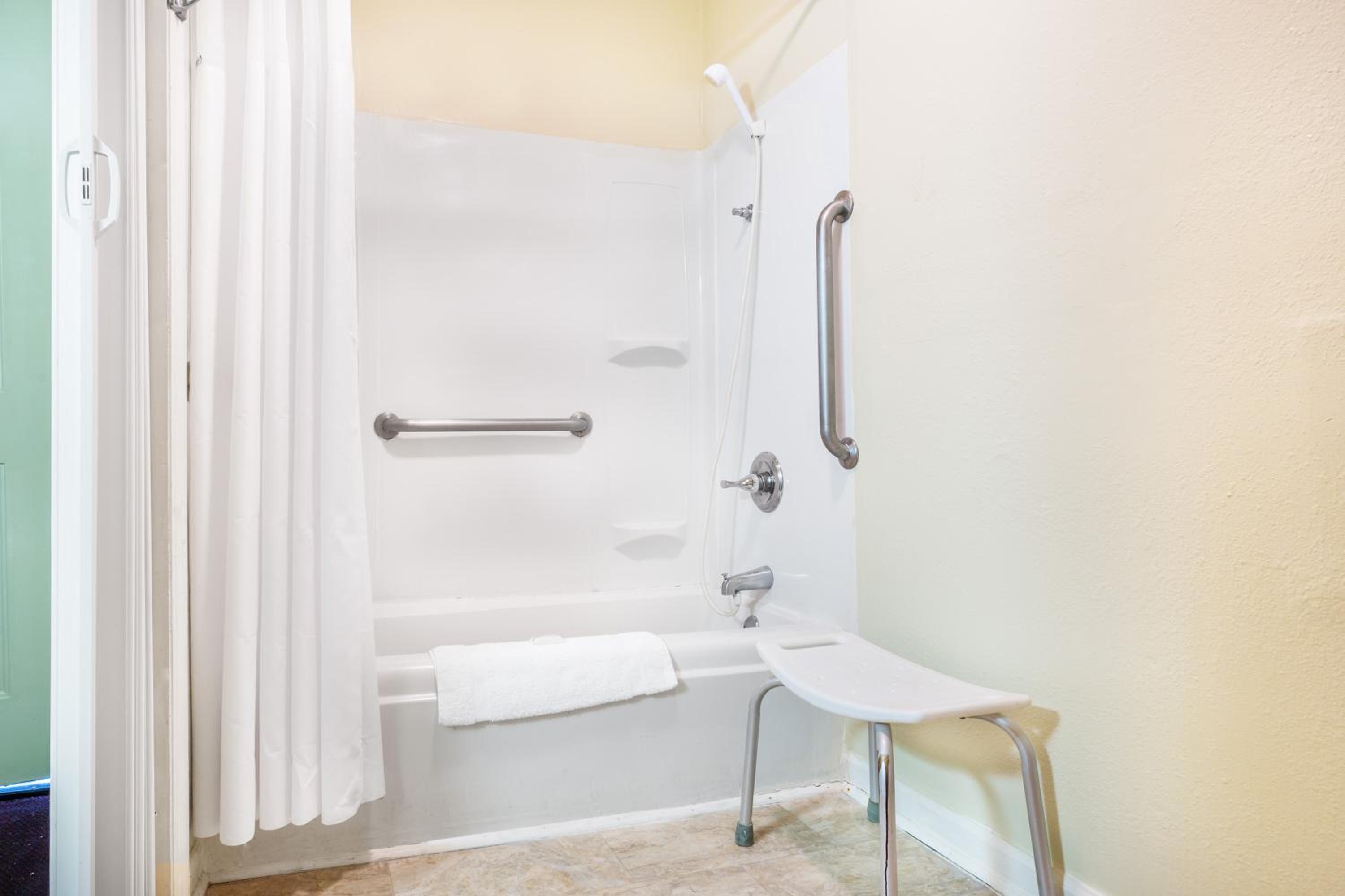 King Room - Disability Access - Non-Smoking - Photo 5
