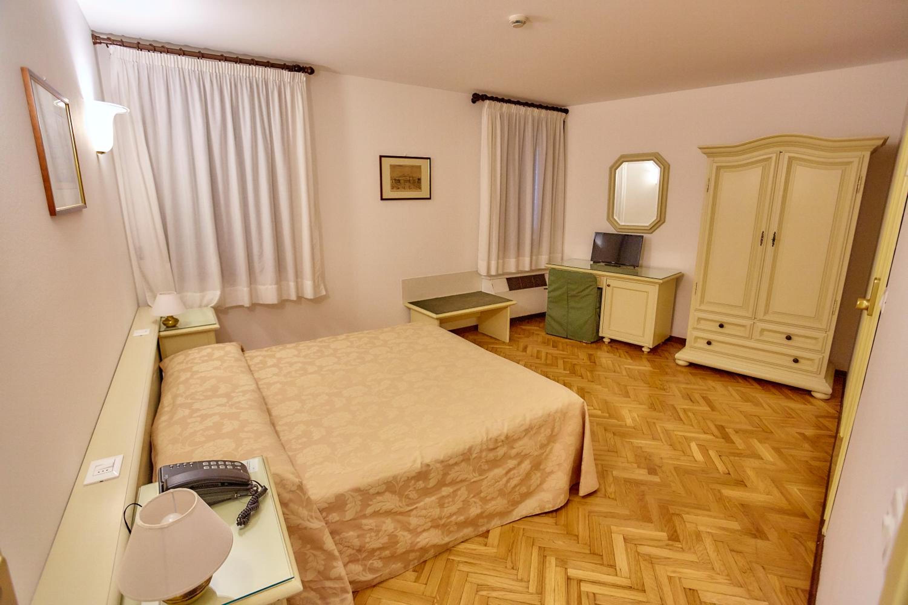 Classic Double or Twin Room - Photo 4