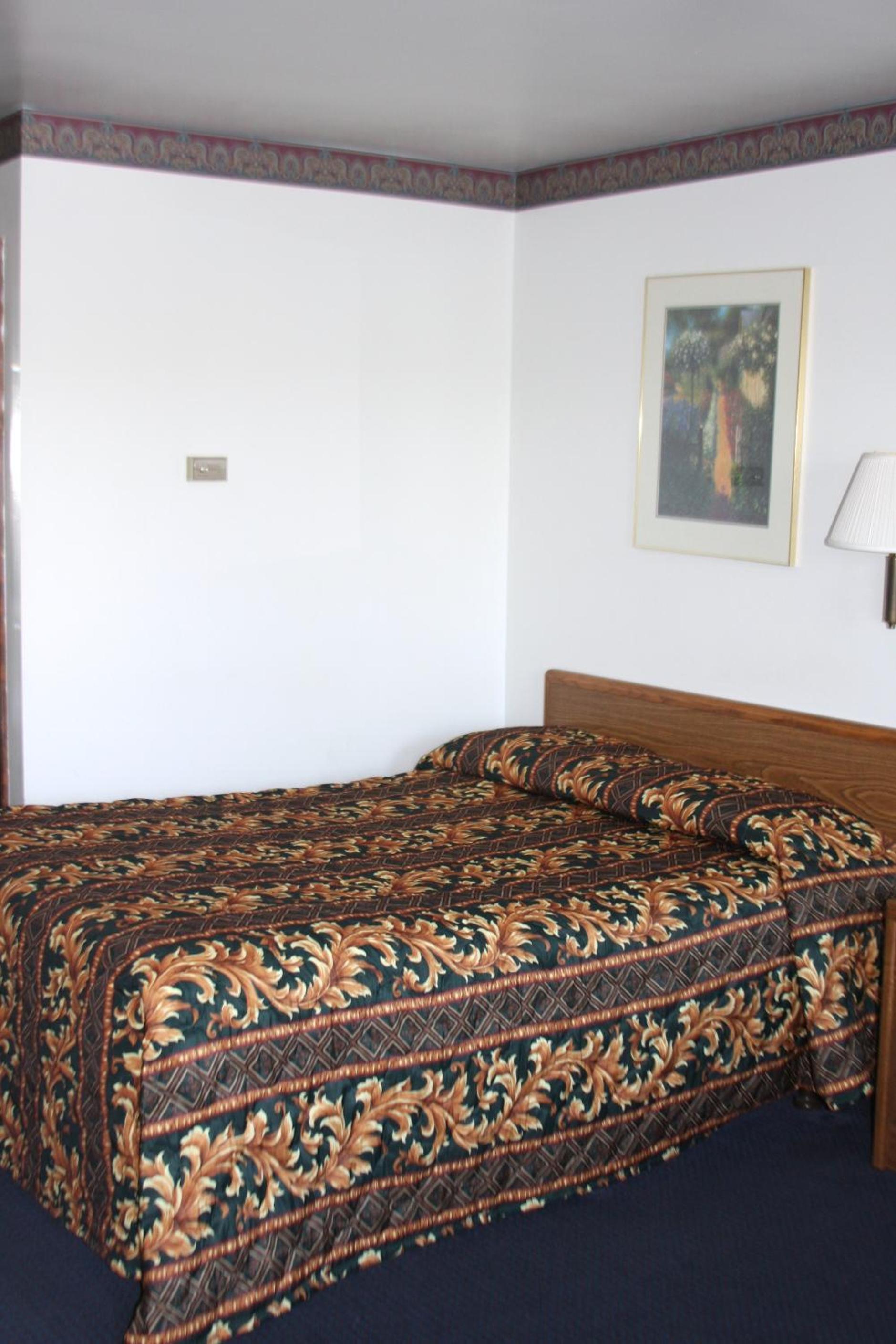 Queen Room photo 2