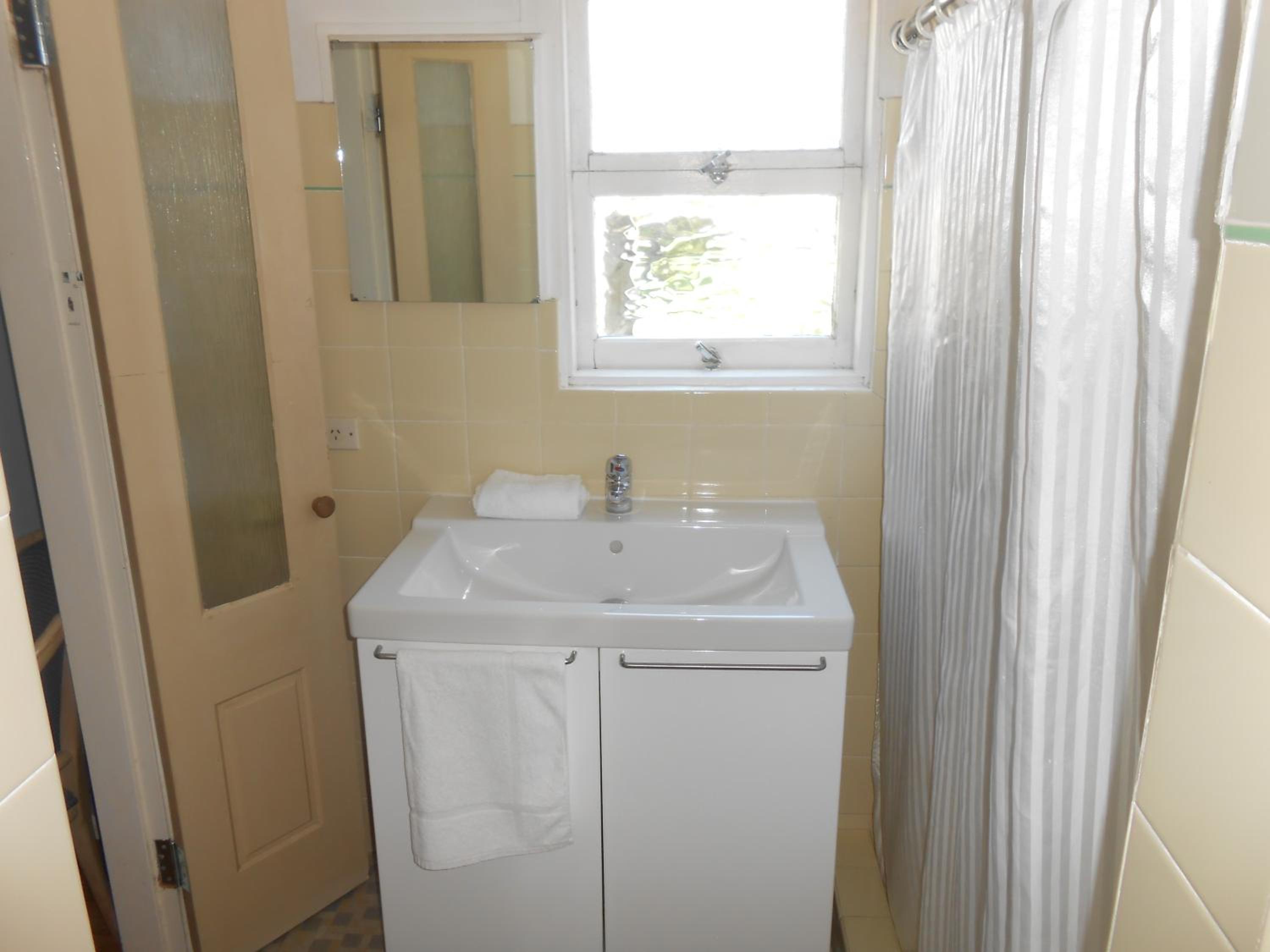 Quadruple Room with Private Bathroom - Photo 7