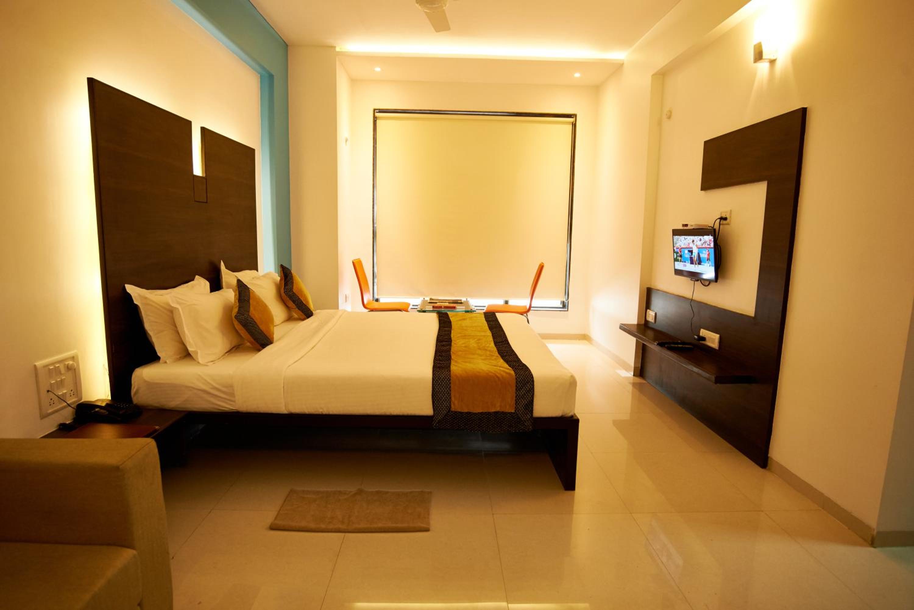Deluxe Double Bed AC photo 3