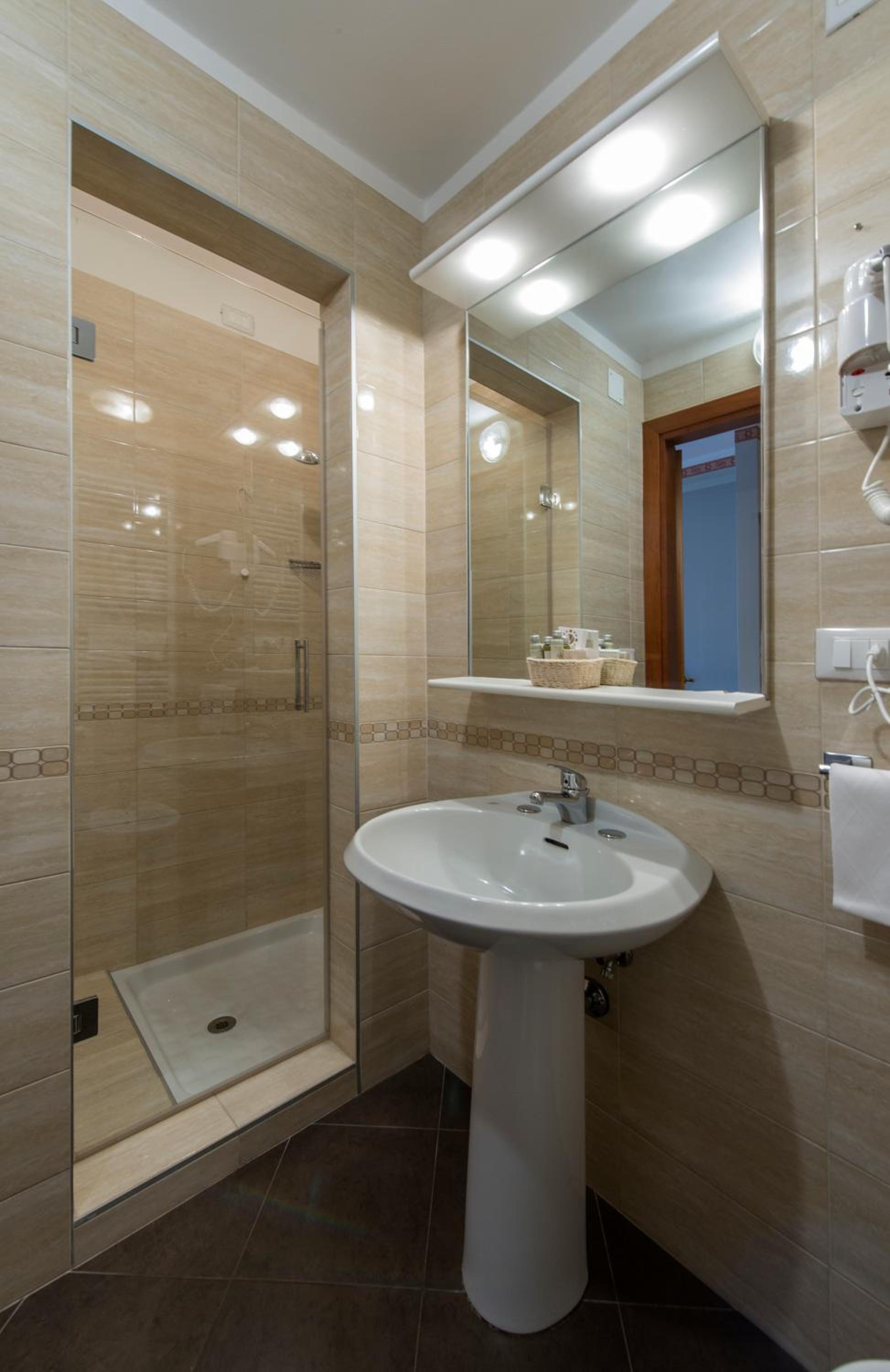 Superior Triple Room - Photo 9