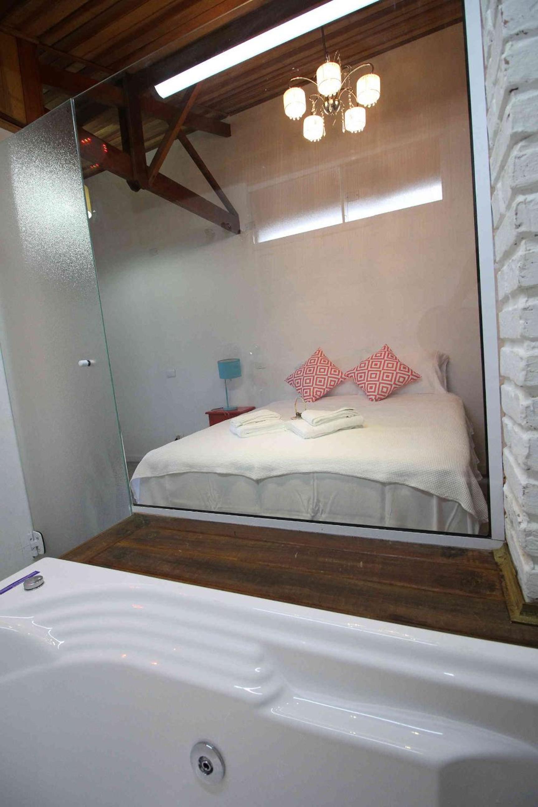 Queen Suite with Spa Bath photo 2
