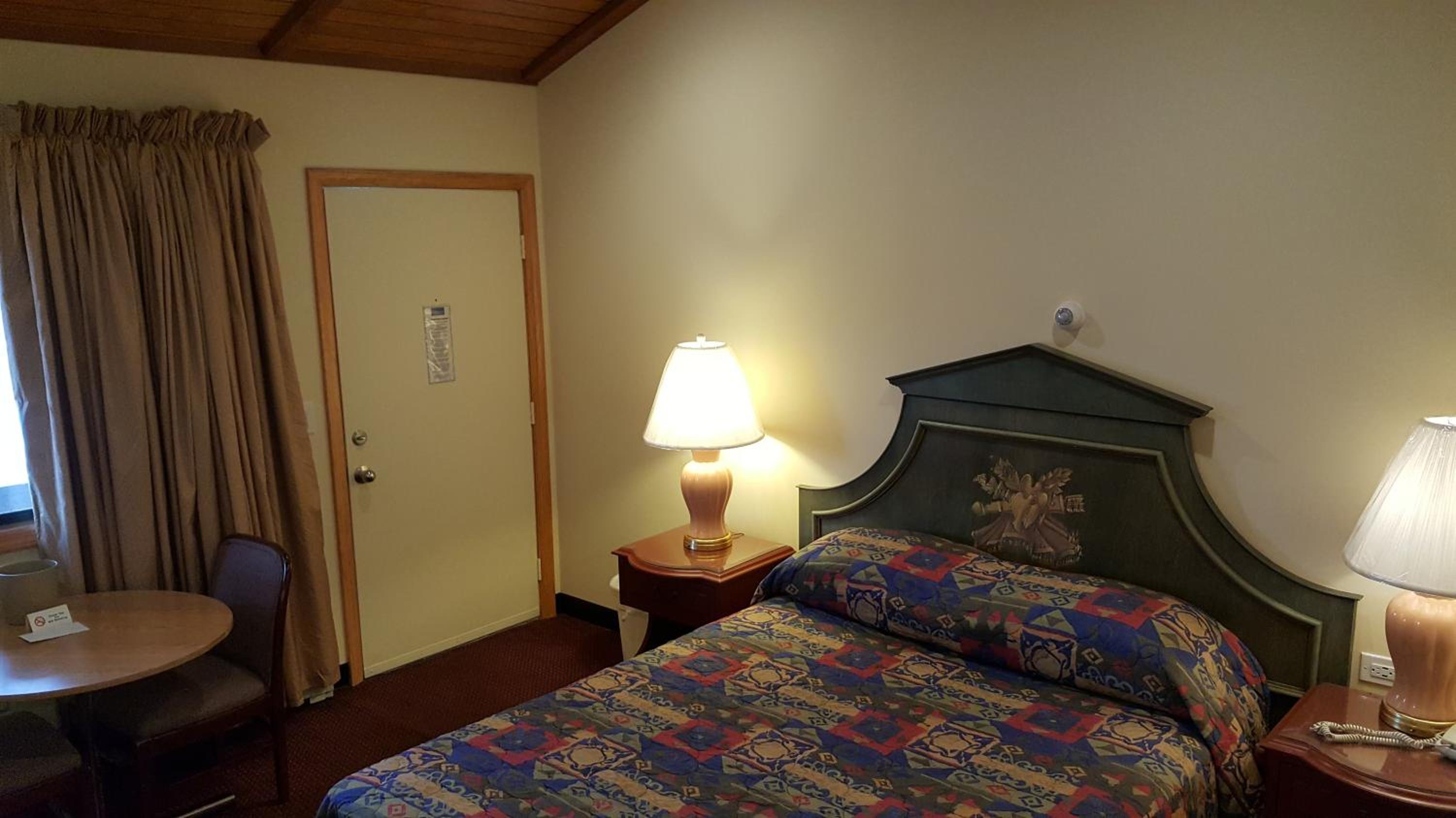 Queen Room photo 2