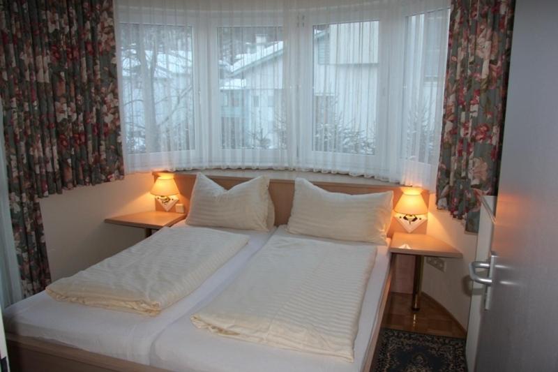 Two-Bedroom Apartment with Balcony and Kitchen photo 3