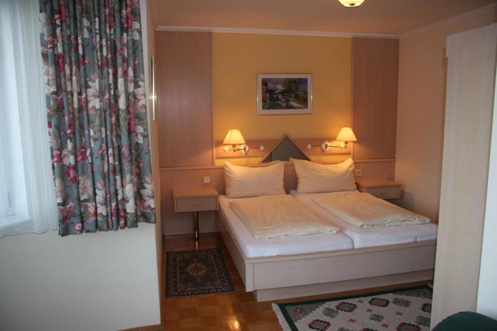 Two-Bedroom Apartment with Balcony and Kitchen photo 2