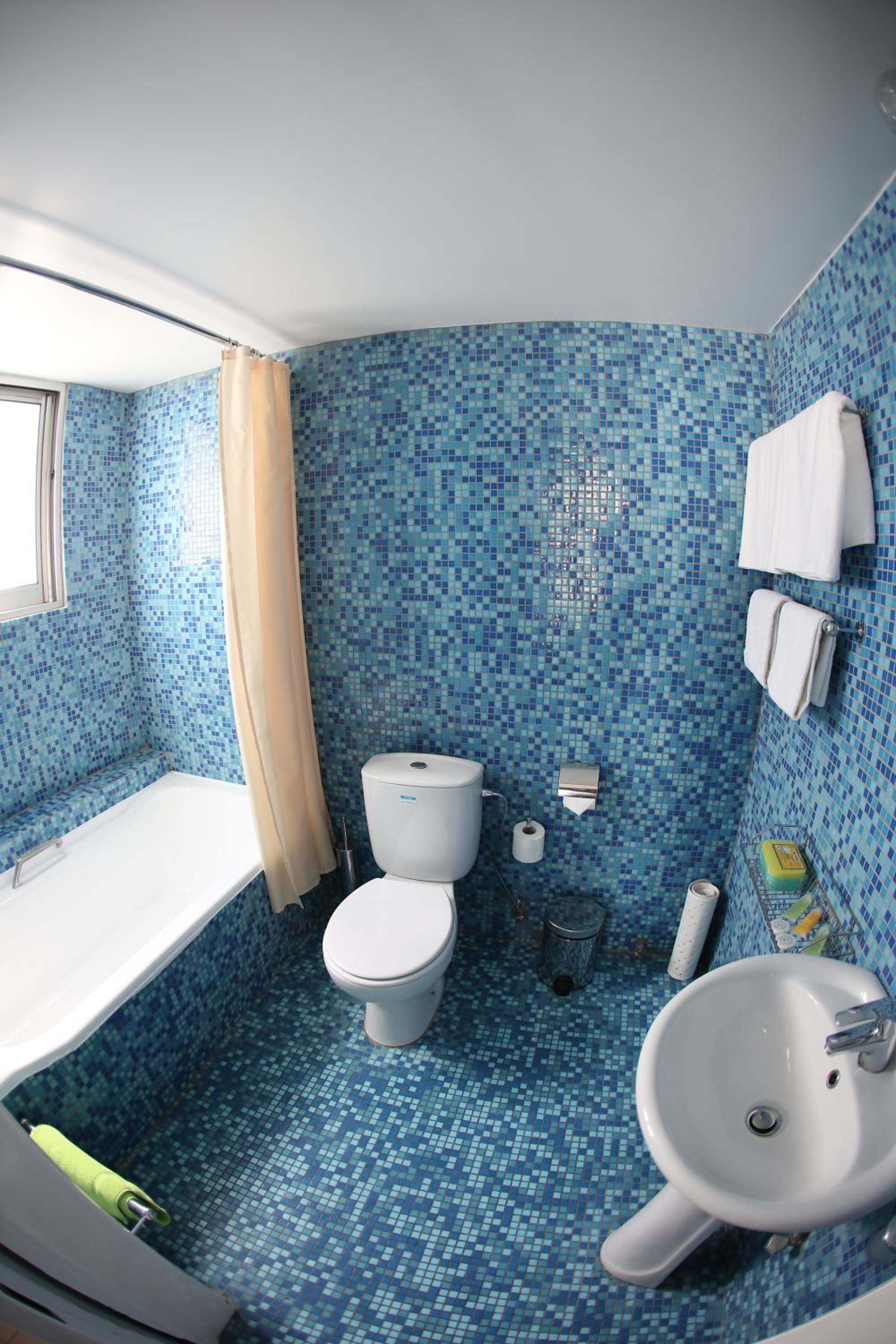 Double Room with Balcony - Photo 4