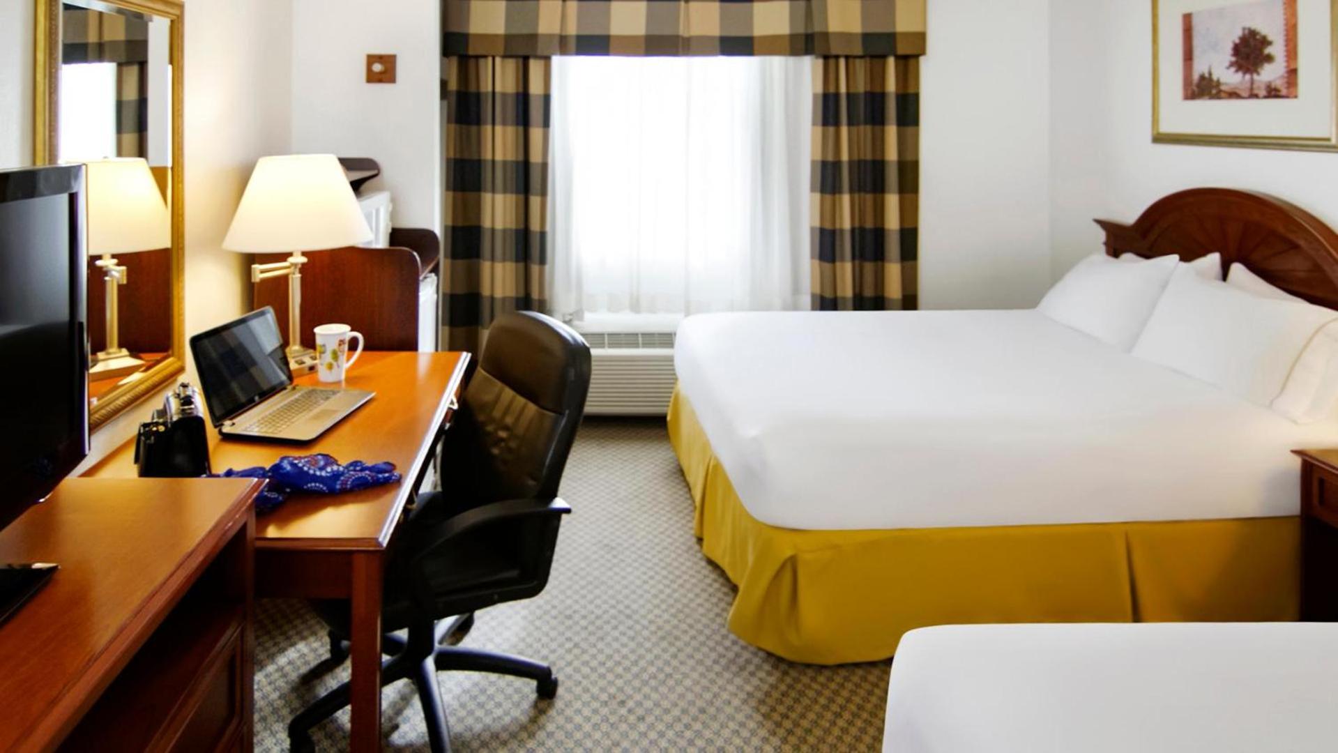 Queen Room with Two Queen Beds - Non-Smoking - Photo 2