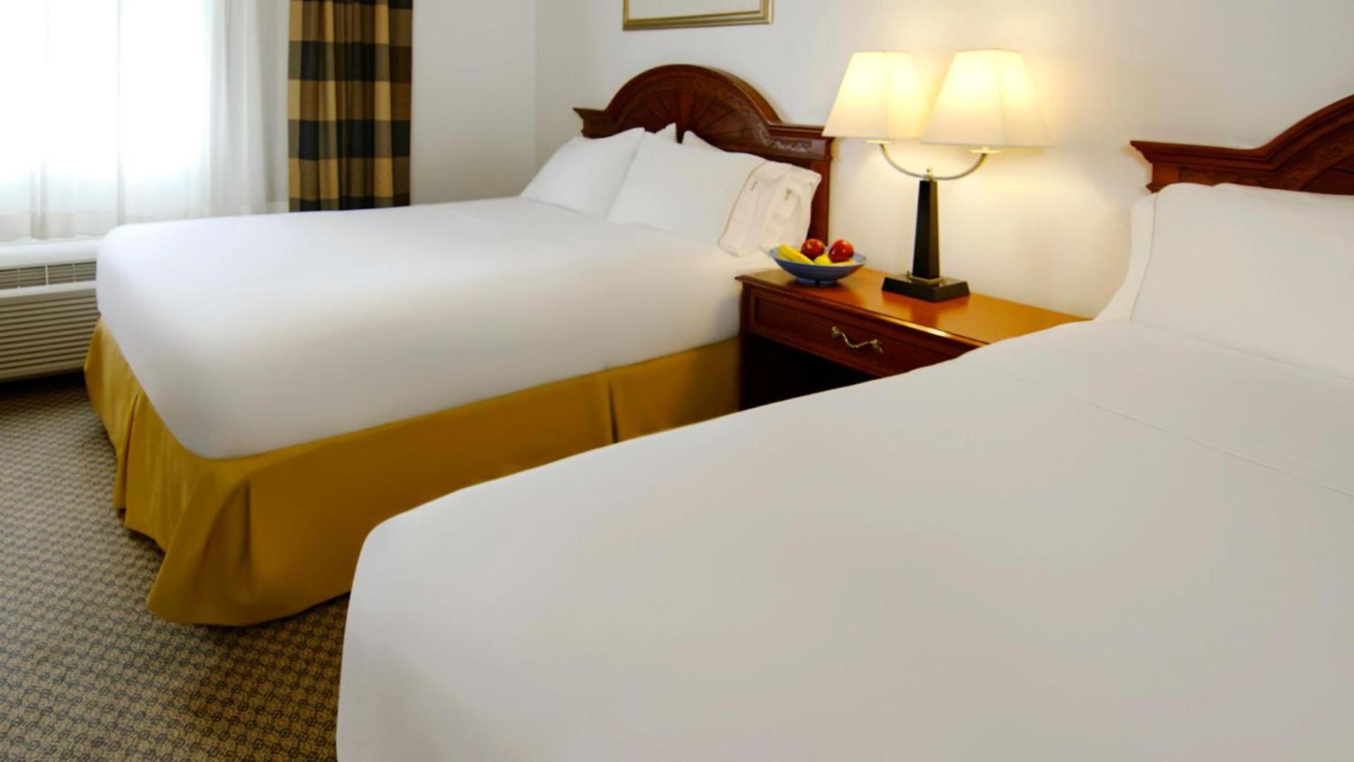 Queen Room with Two Queen Beds - Non-Smoking - Photo 8