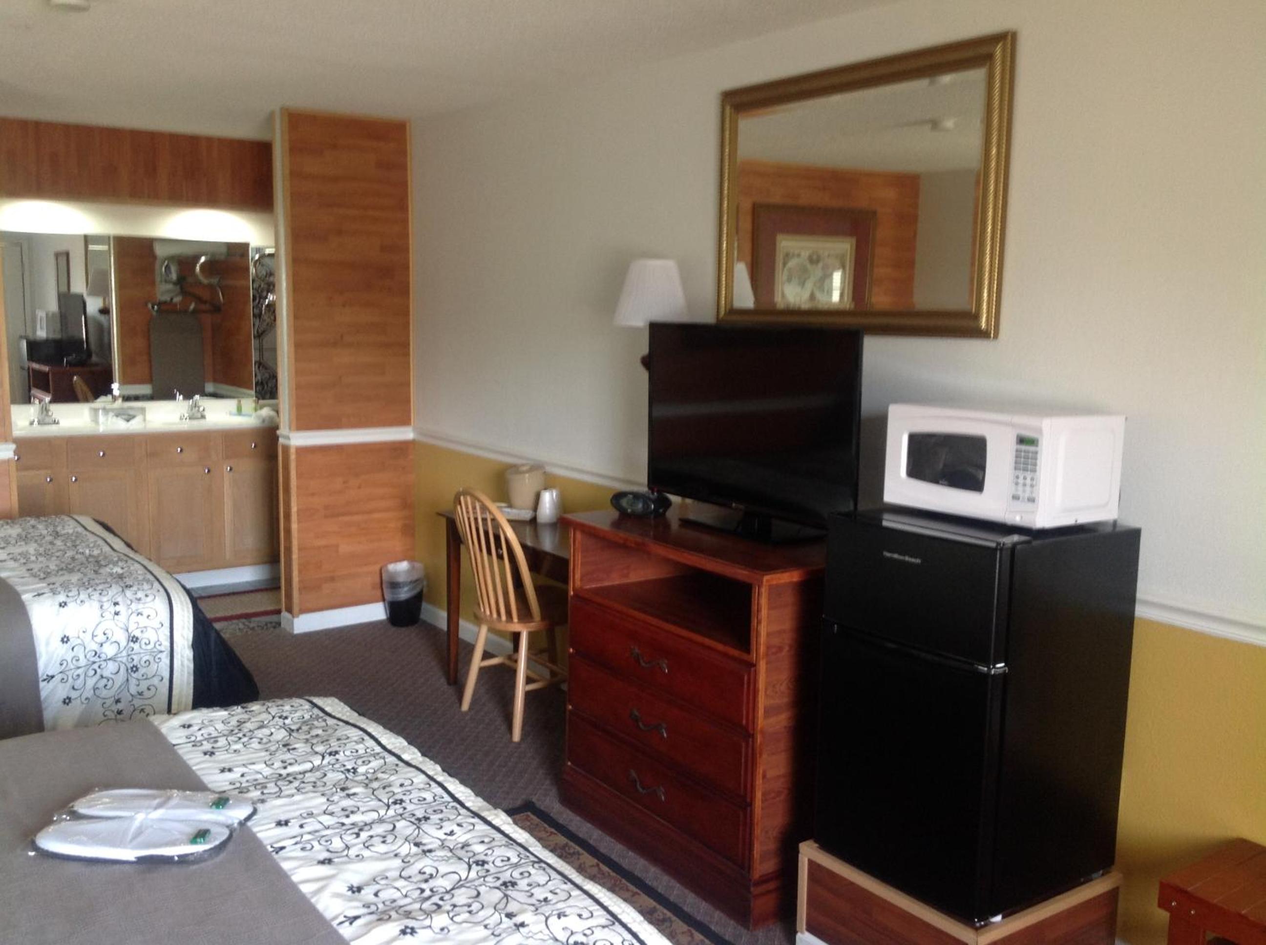Queen Room with Two Queen Beds - Non-Smoking - Photo 15