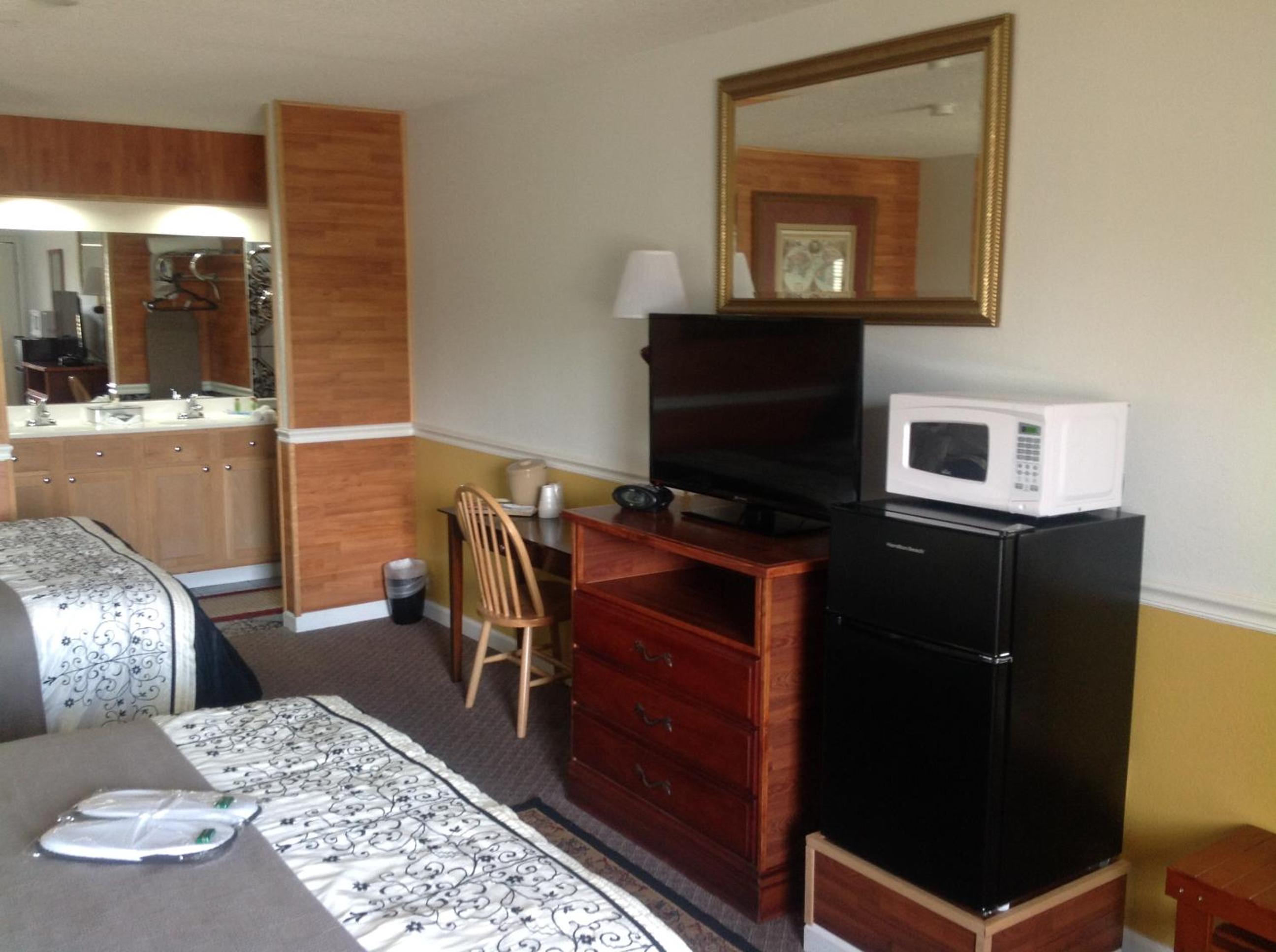 Queen Room with Two Queen Beds - Non-Smoking - Photo 14