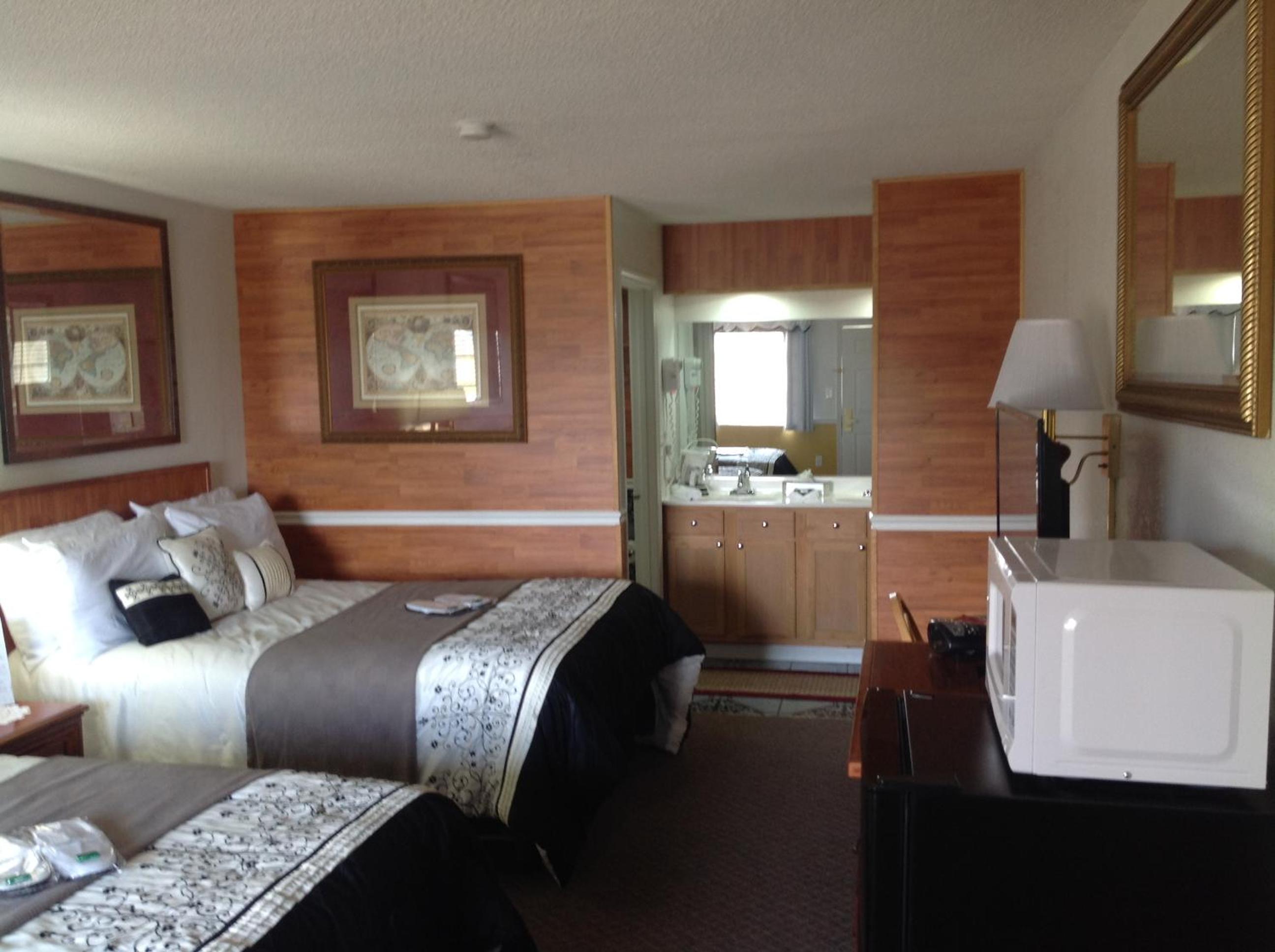 Queen Room with Two Queen Beds - Non-Smoking - Photo 10