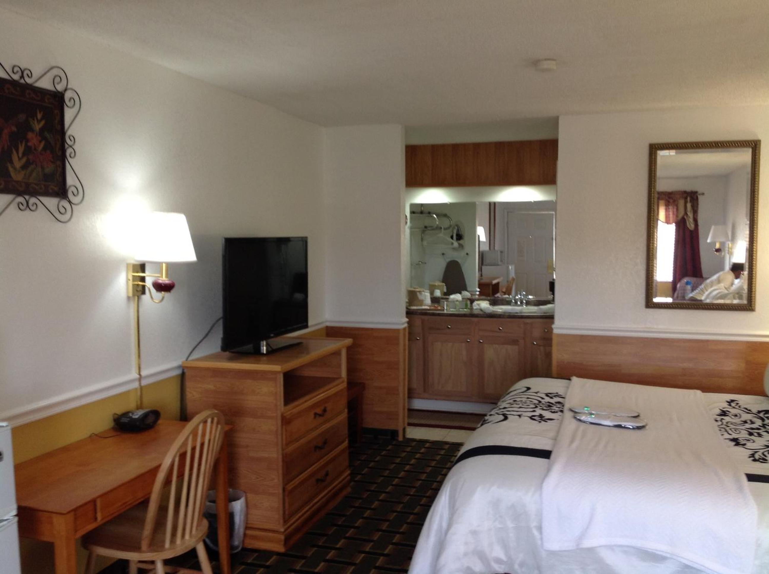 King Room - Non-Smoking - Photo 5