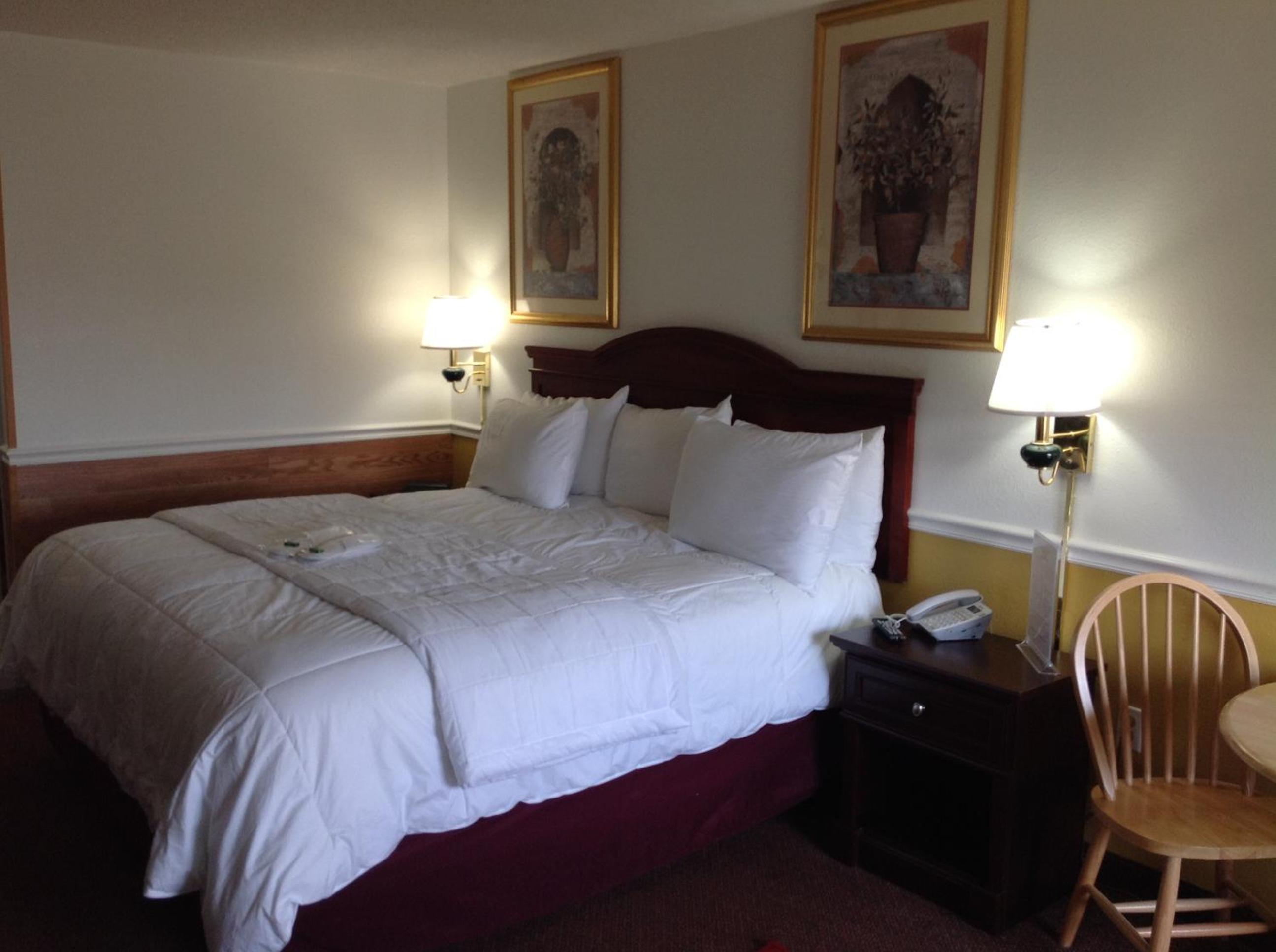 King Room - Non-Smoking - Photo 7
