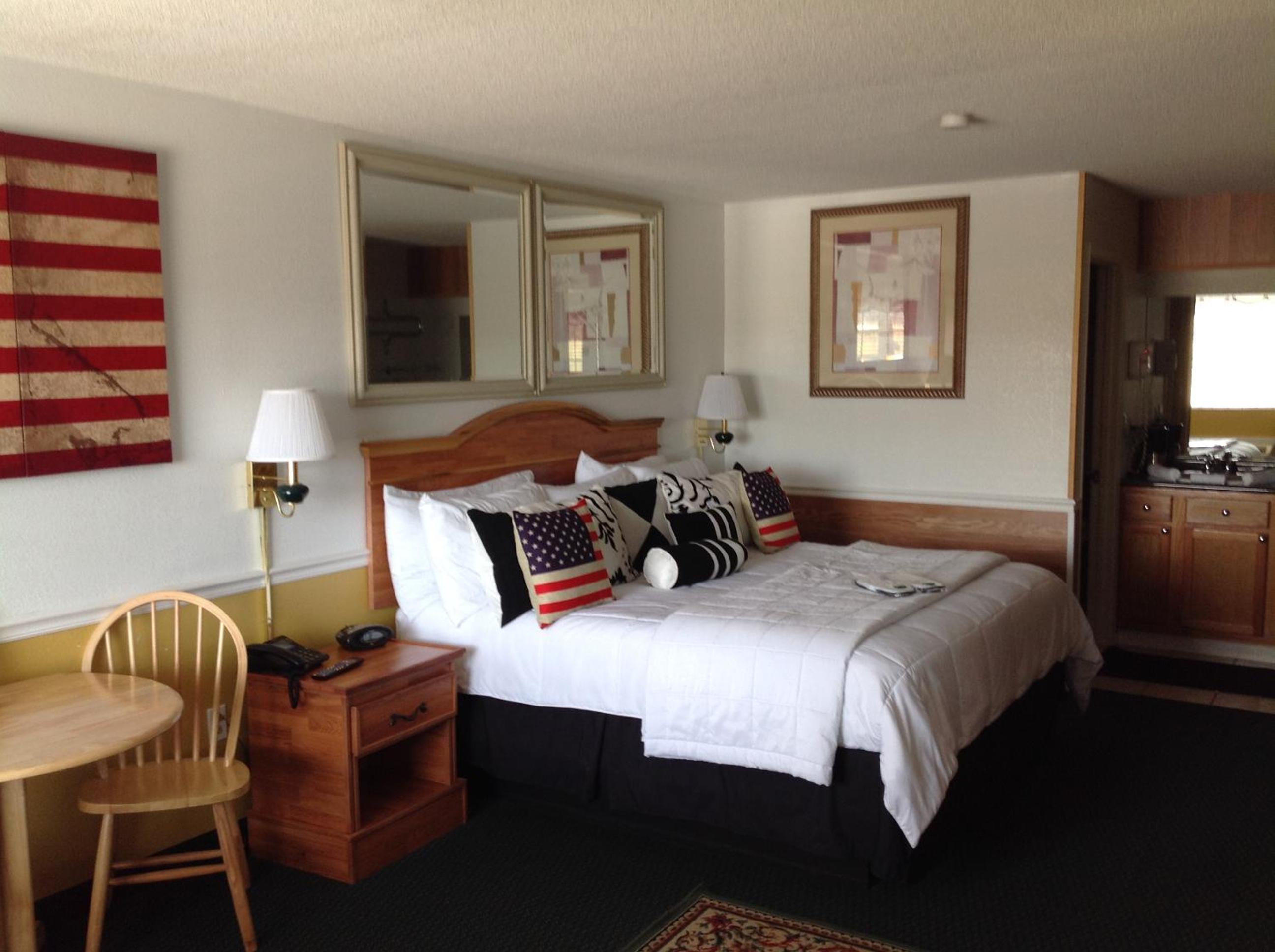 King Room - Non-Smoking - Photo 3