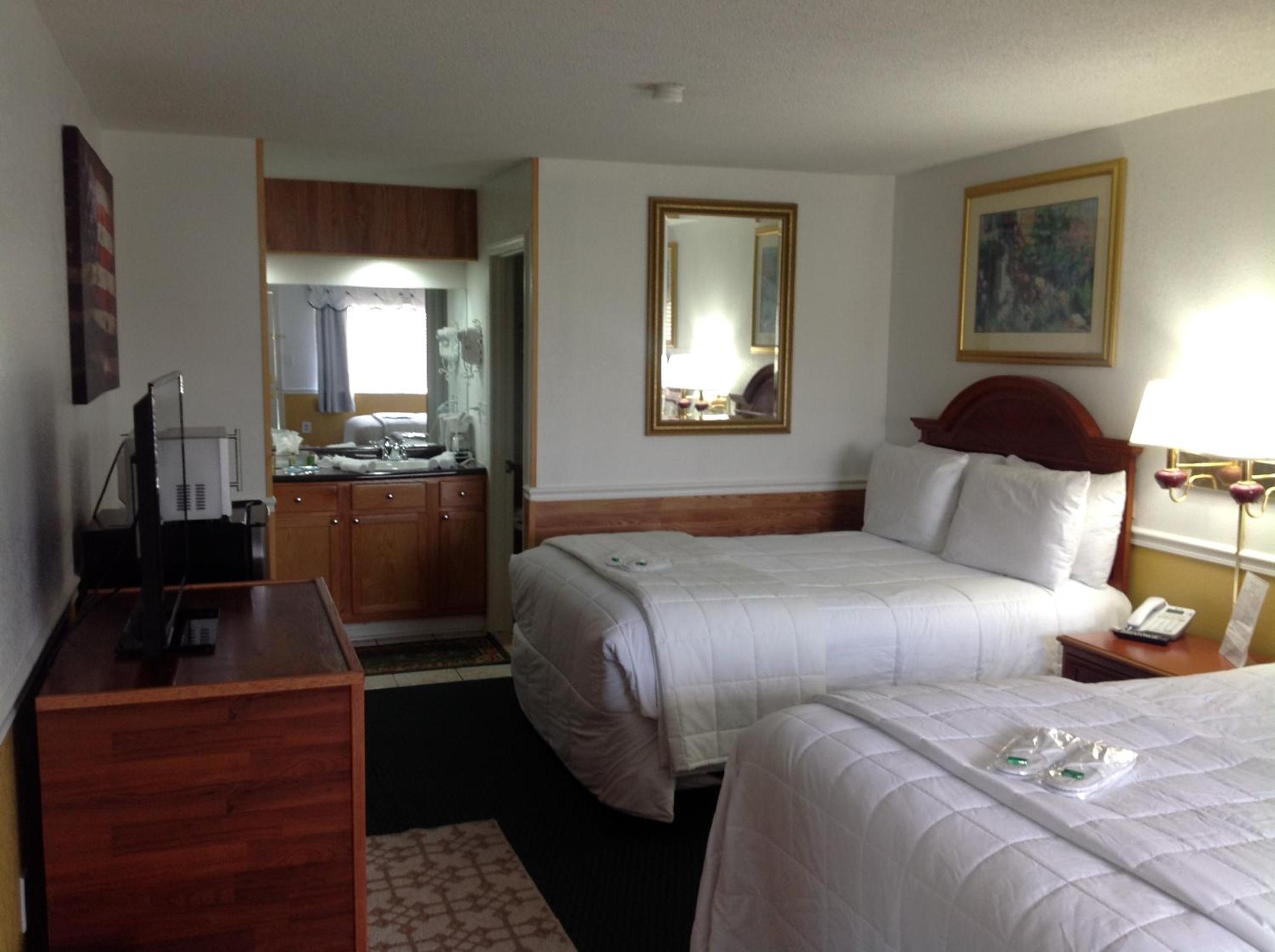 Queen Room with Two Queen Beds - Non-Smoking - Photo 6