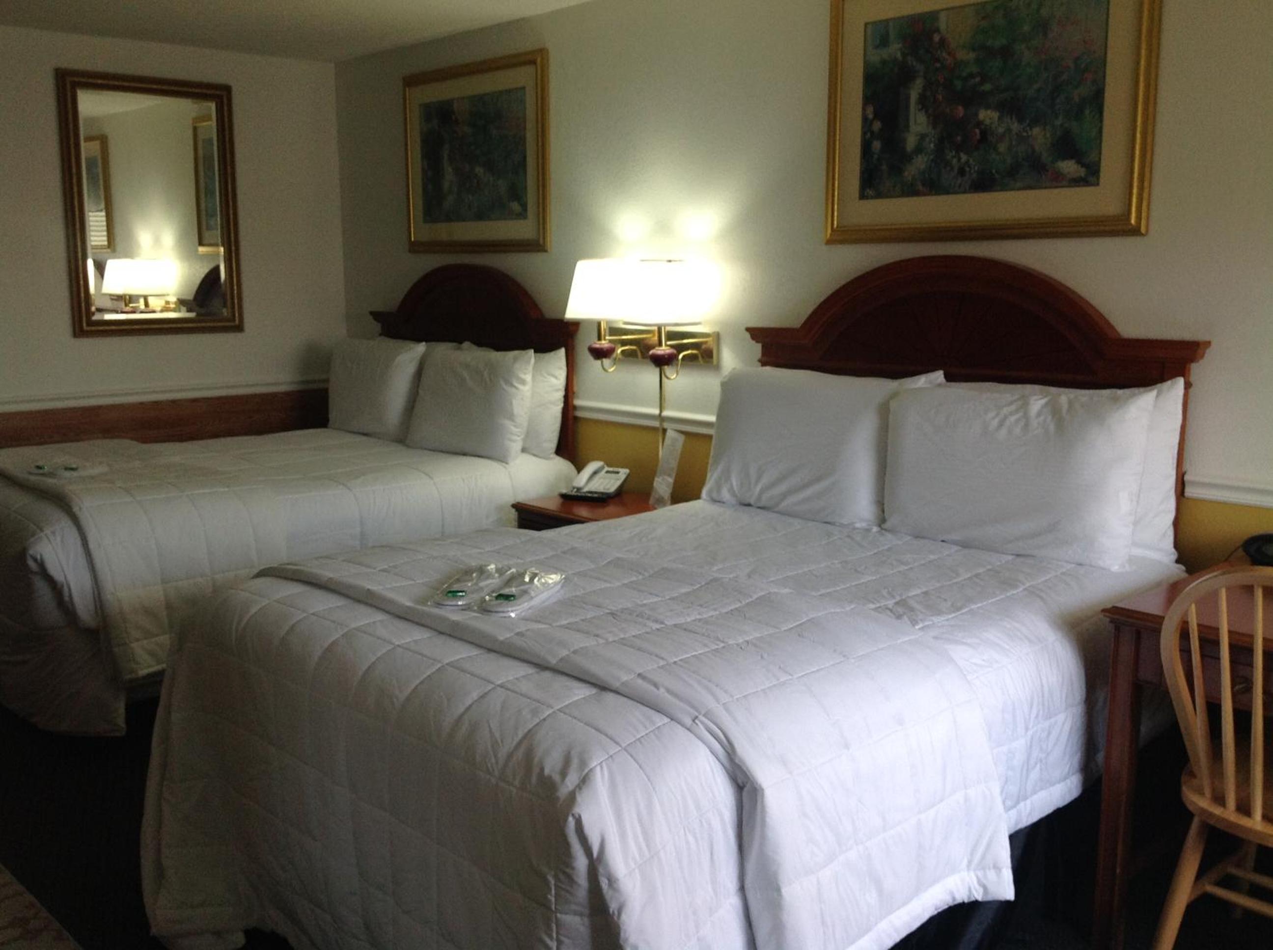 Queen Room with Two Queen Beds - Non-Smoking - Photo 5