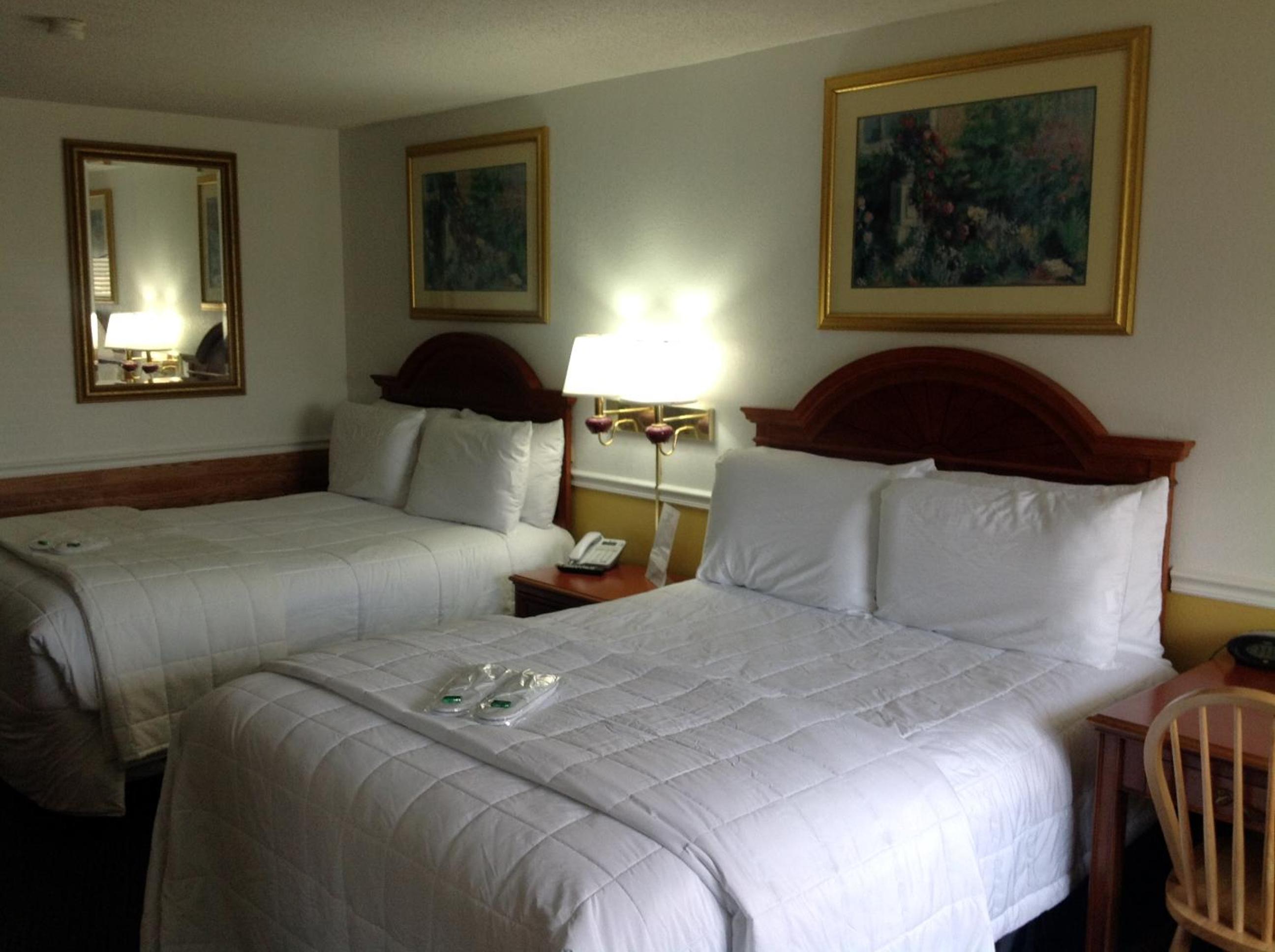 Queen Room with Two Queen Beds - Non-Smoking - Photo 4