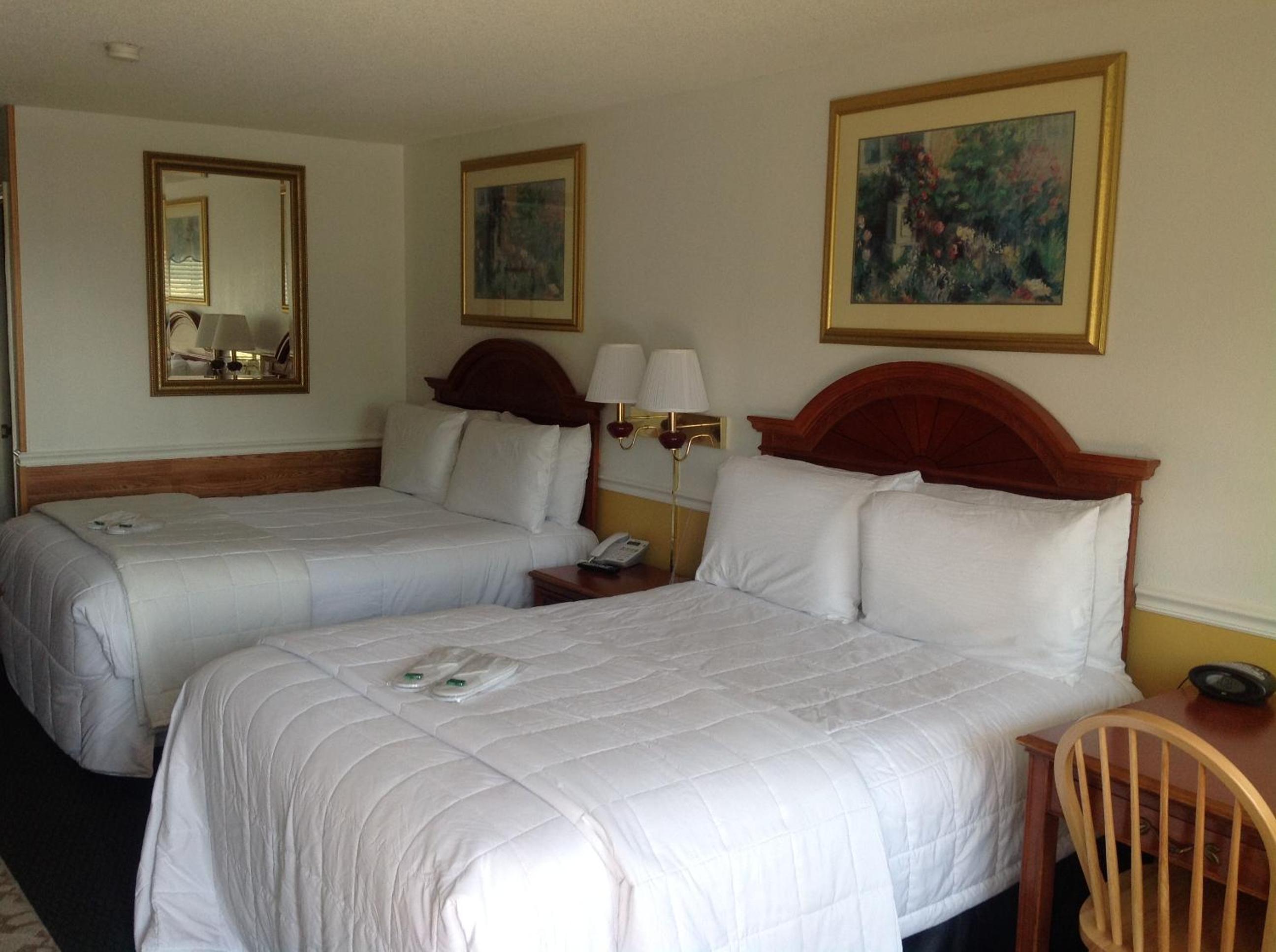 Queen Room with Two Queen Beds - Non-Smoking - Photo 3