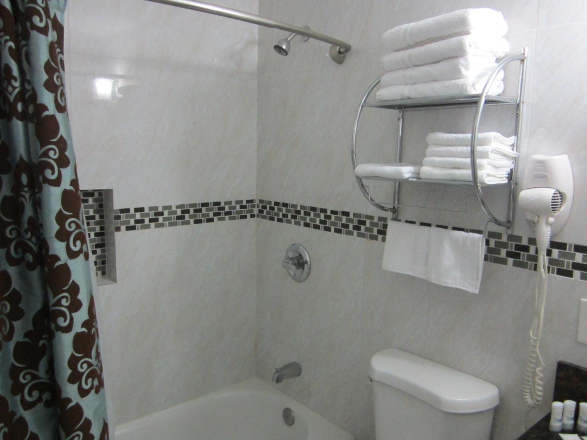 Deluxe Queen Room with Two Queen Beds - Photo 6