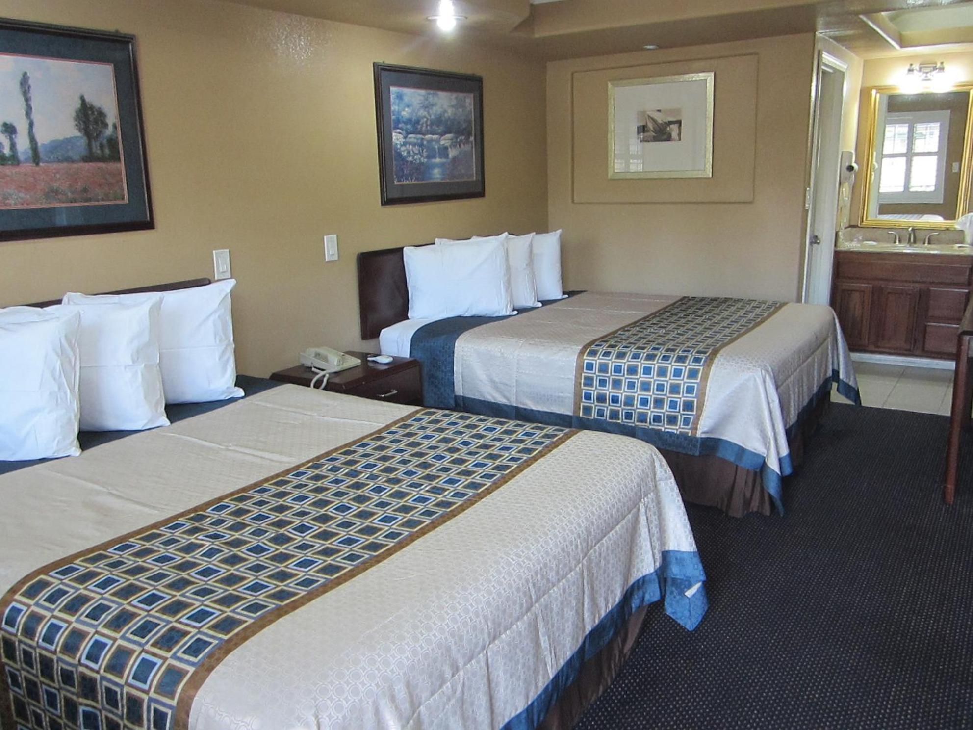 Deluxe Queen Room with Two Queen Beds - Photo 2