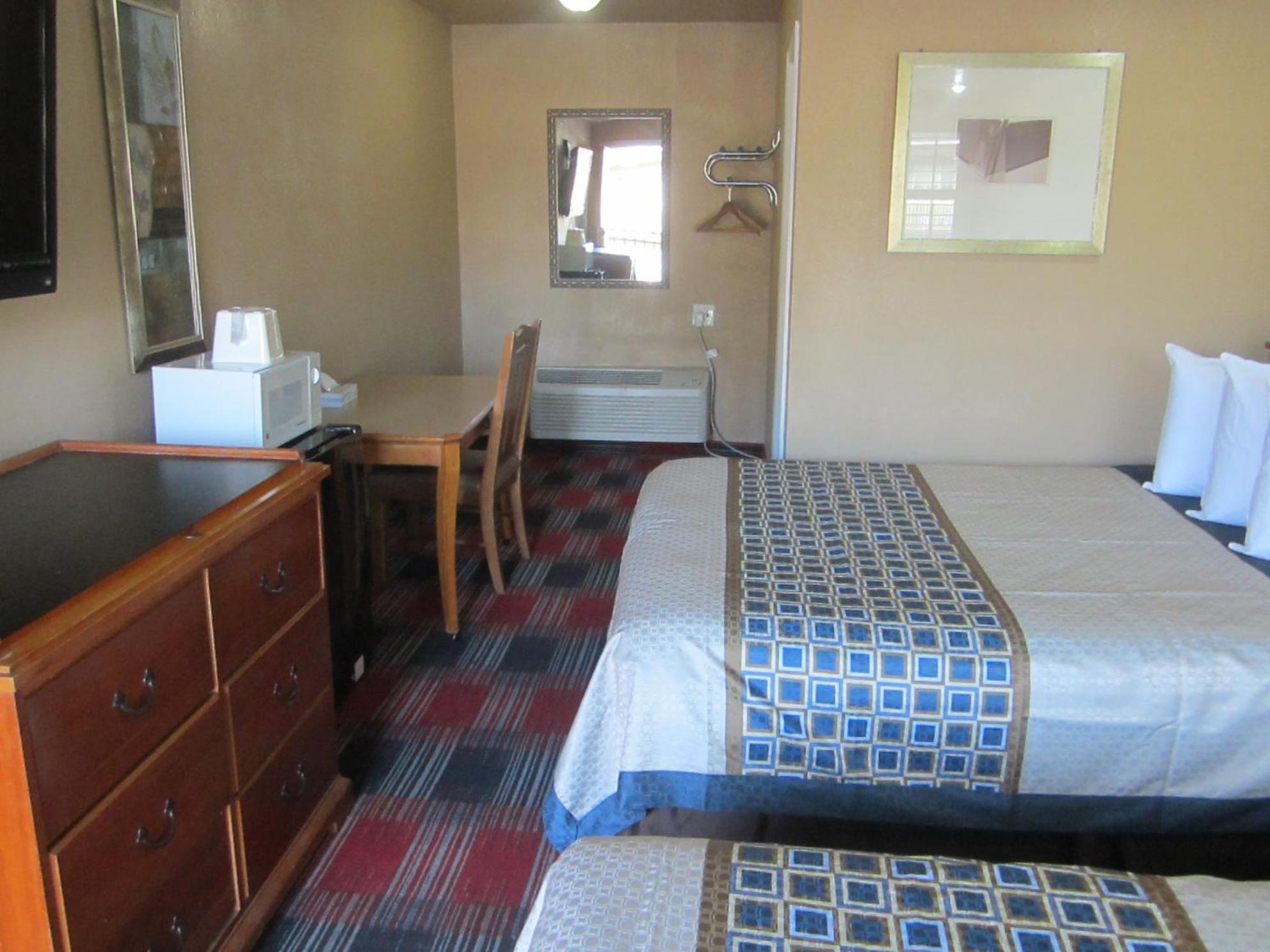 Deluxe Queen Room with Two Queen Beds - Photo 4