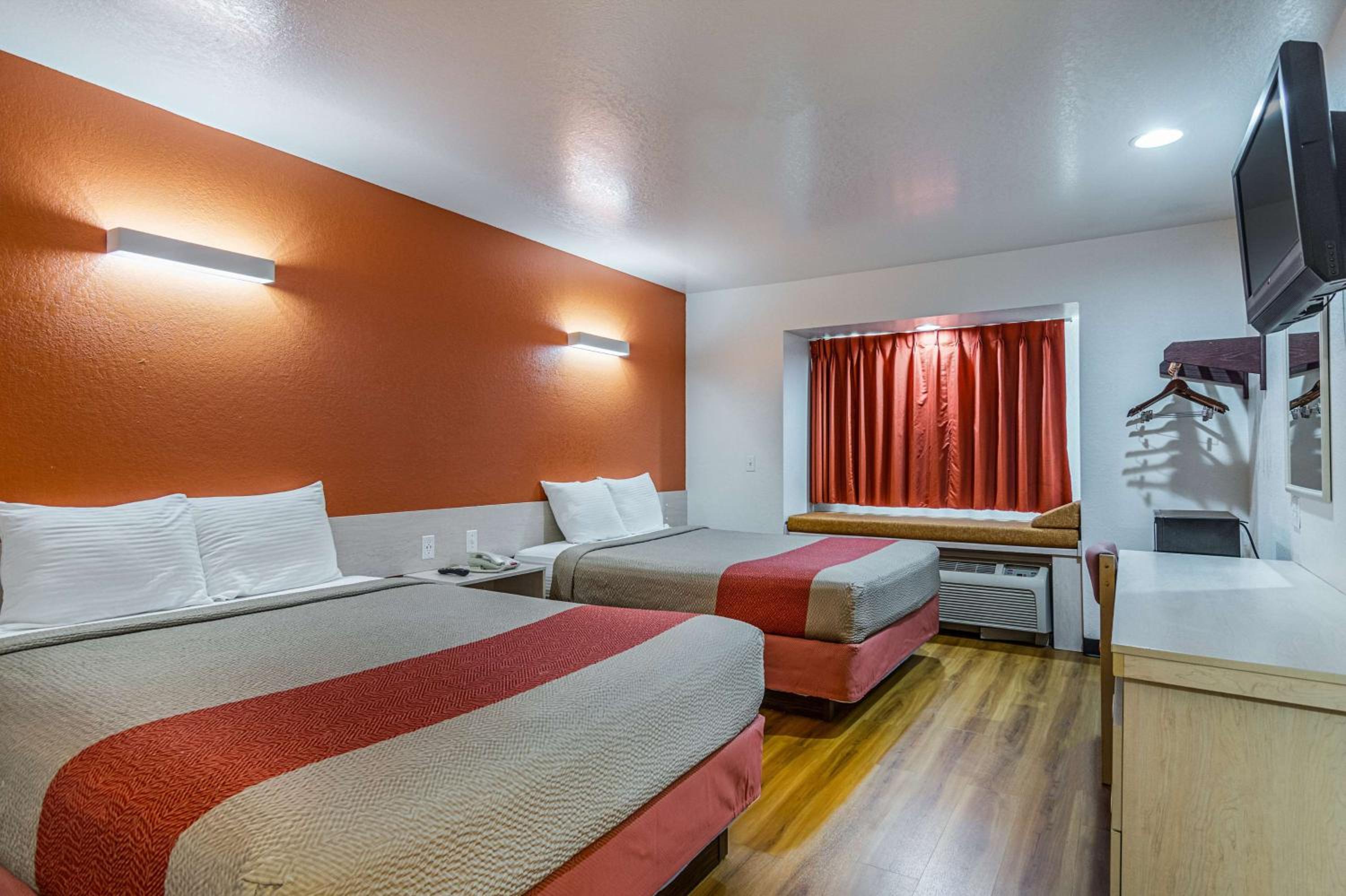 Queen Room with Two Queen Beds - Non-Smoking - Photo 3