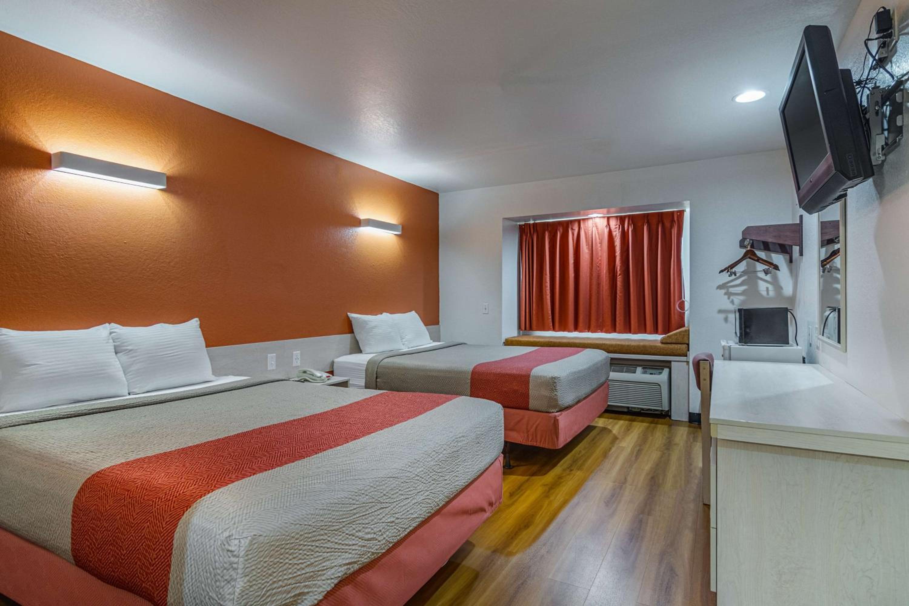 Queen Room with Two Queen Beds - Smoking - Photo 5
