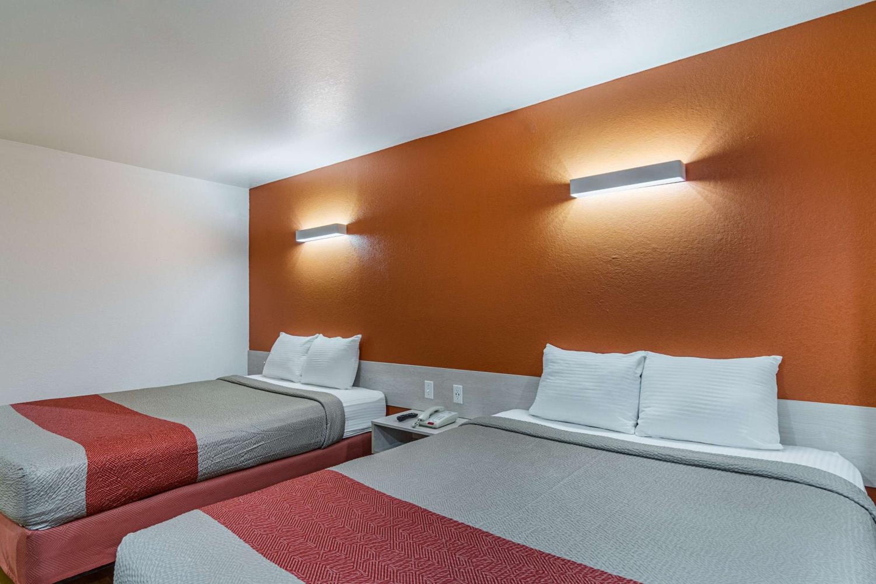 Queen Room with Two Queen Beds - Smoking - Photo 3