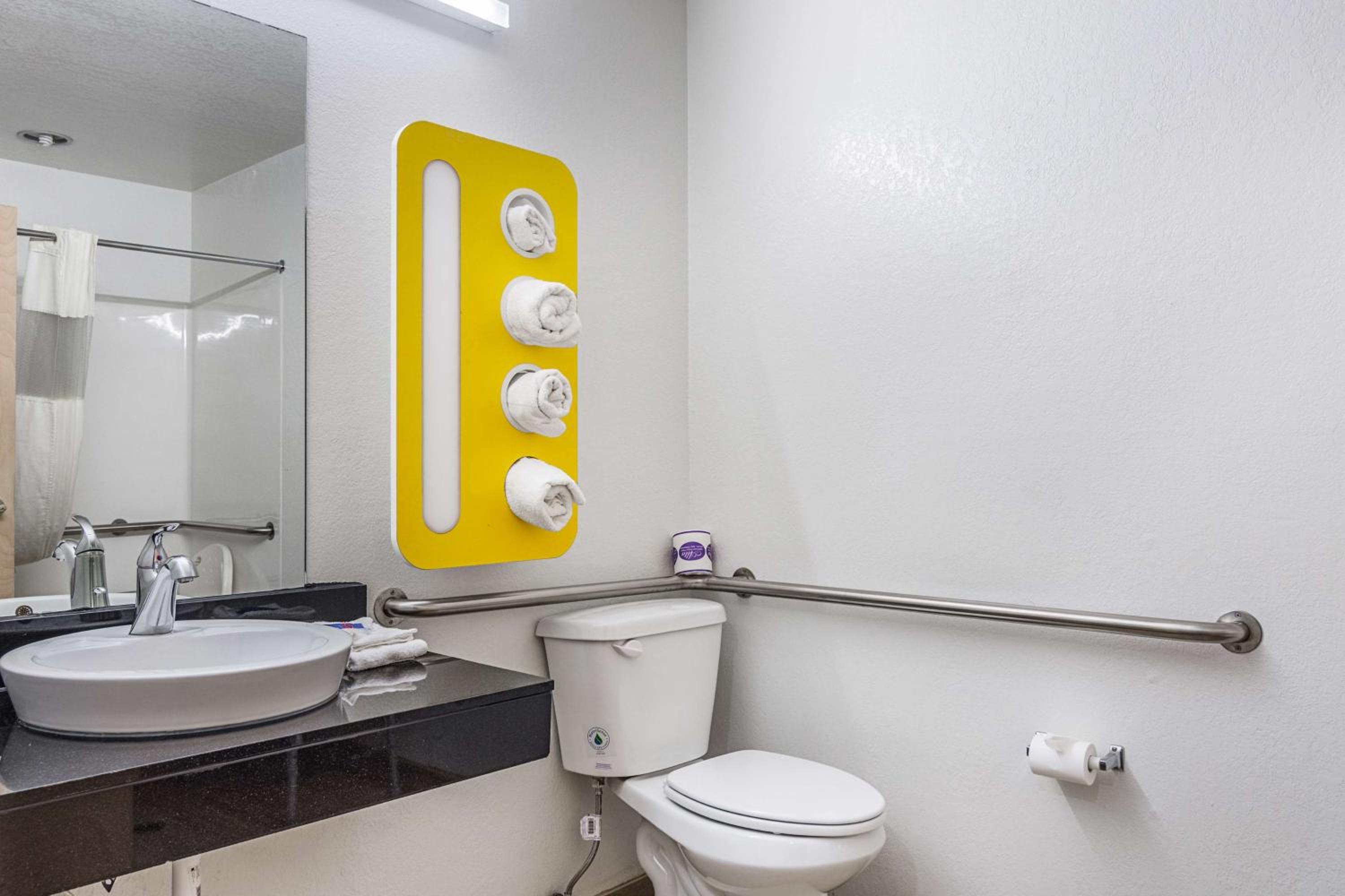 Queen Room - Disability Access - Photo 2