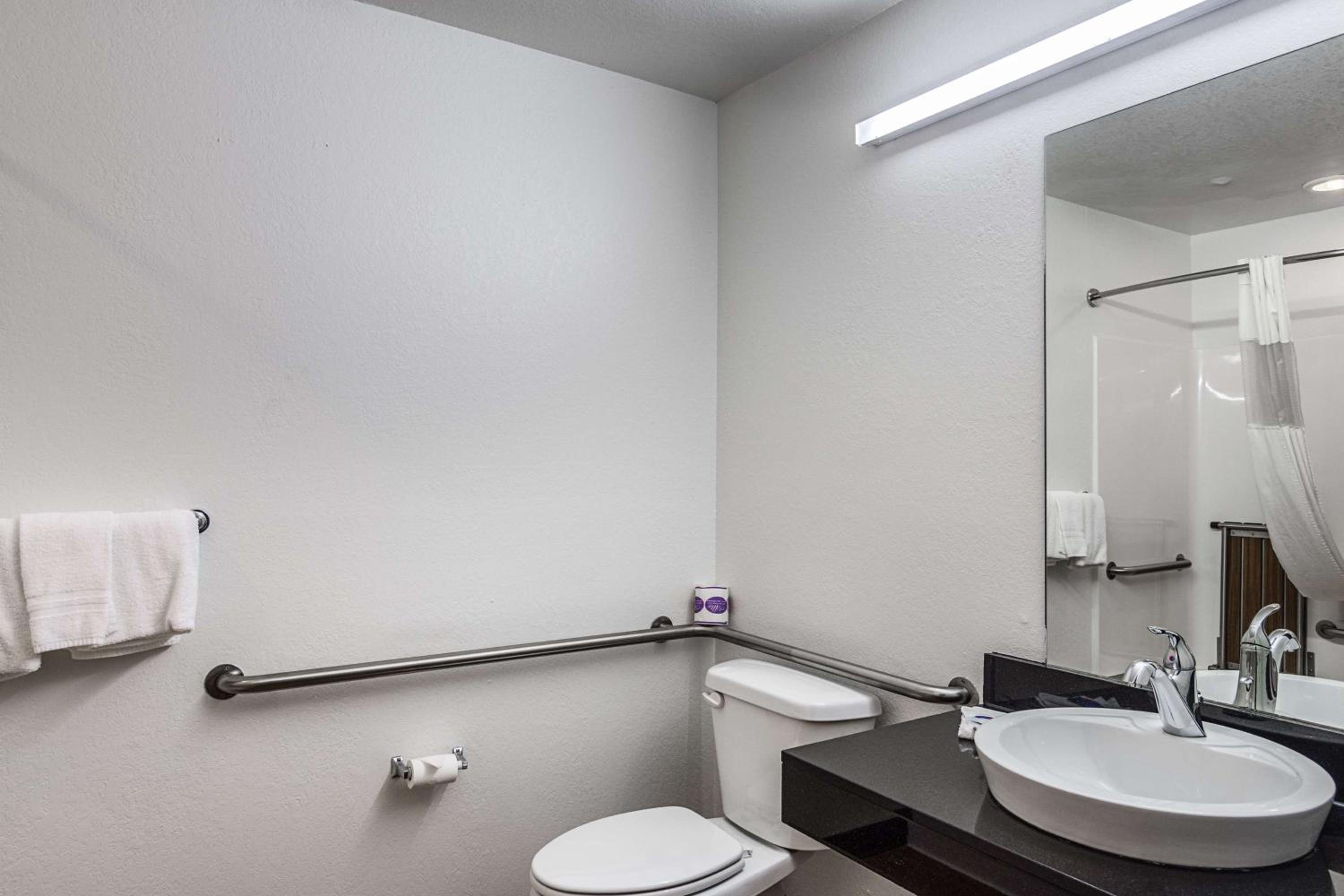 Queen Room with Two Queen Beds - Disability Access - Roll In Shower - Photo 3