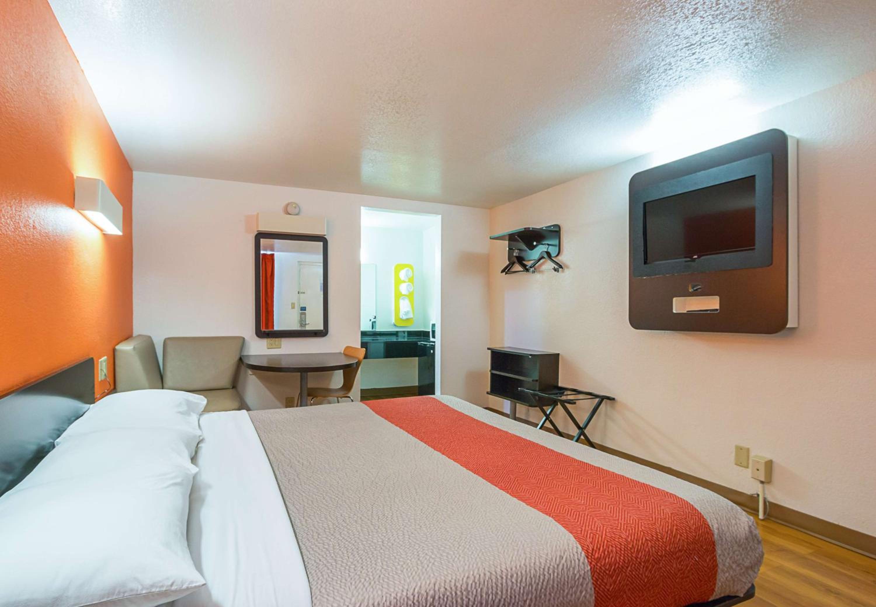 King Room - Non-Smoking photo 2