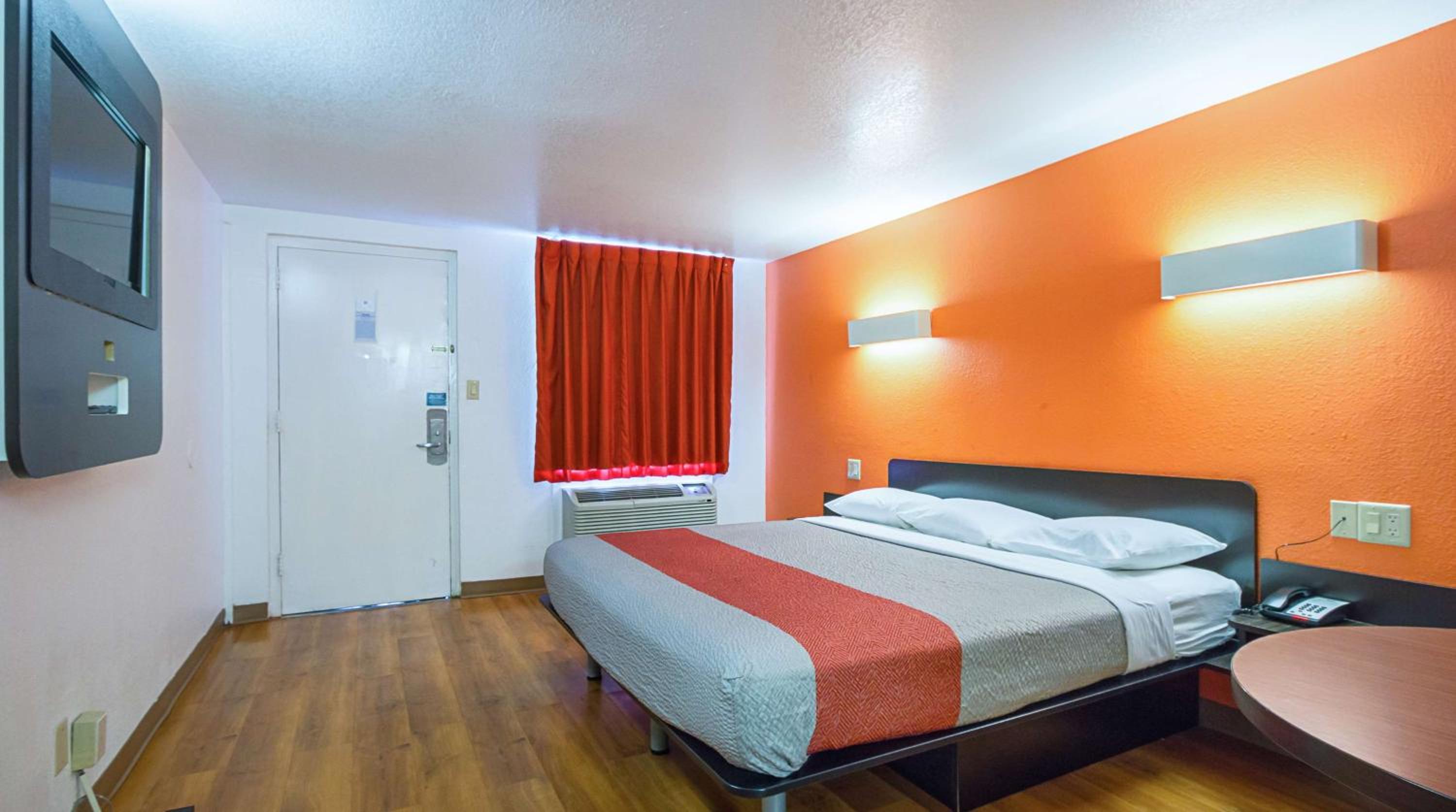 King Room - Non-Smoking photo 3